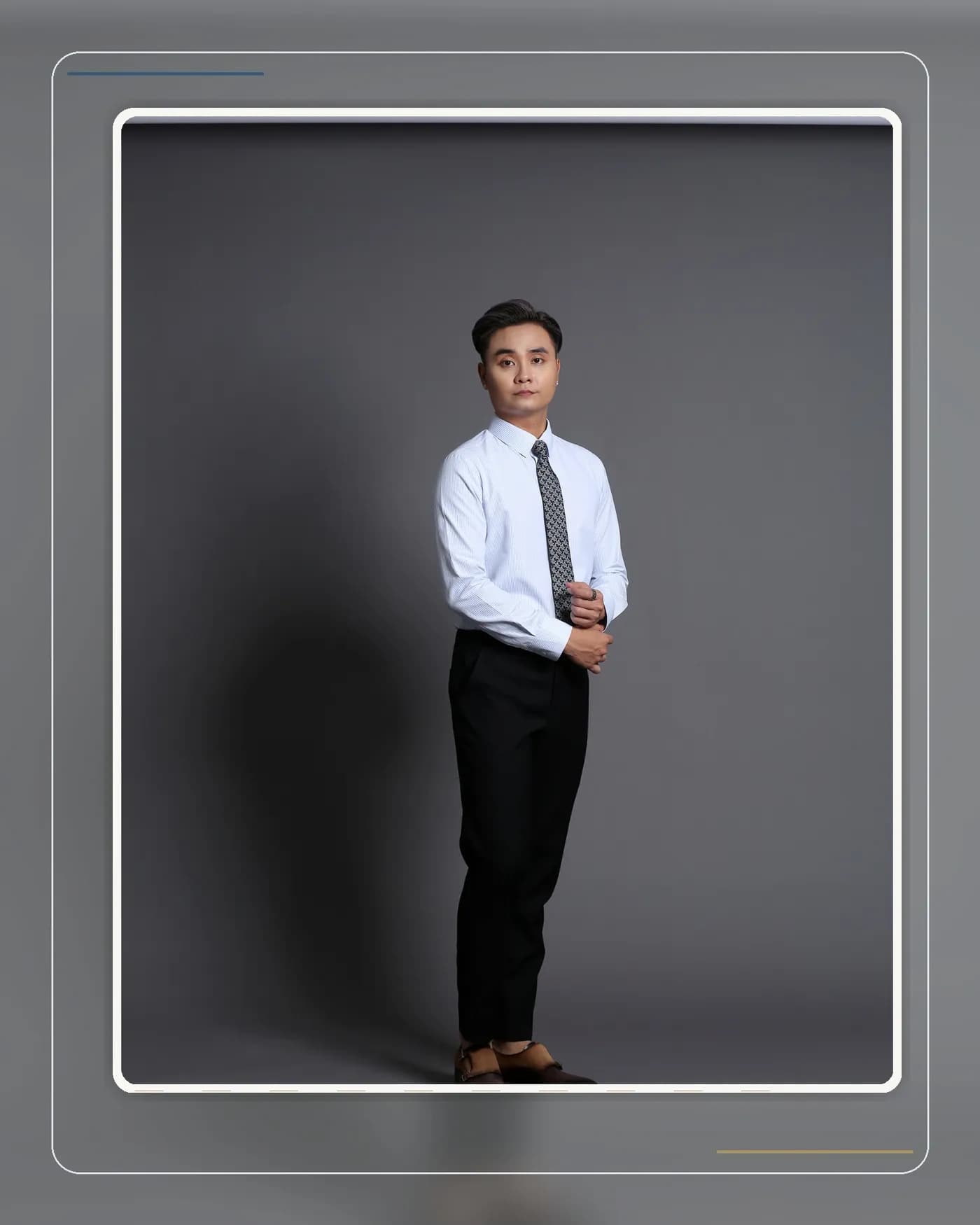 Quý ông mặc suit may đo với tất dài đồng màu quần chuẩn thanh lịch tại Mon Amie