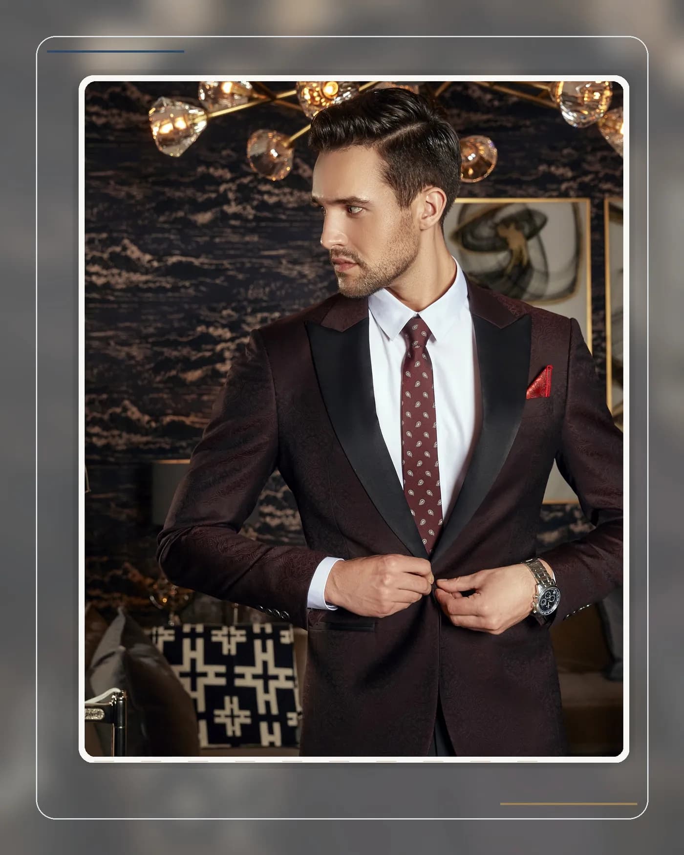 Quý ông mặc suit tối màu thanh lịch tham dự gala tối của công ty