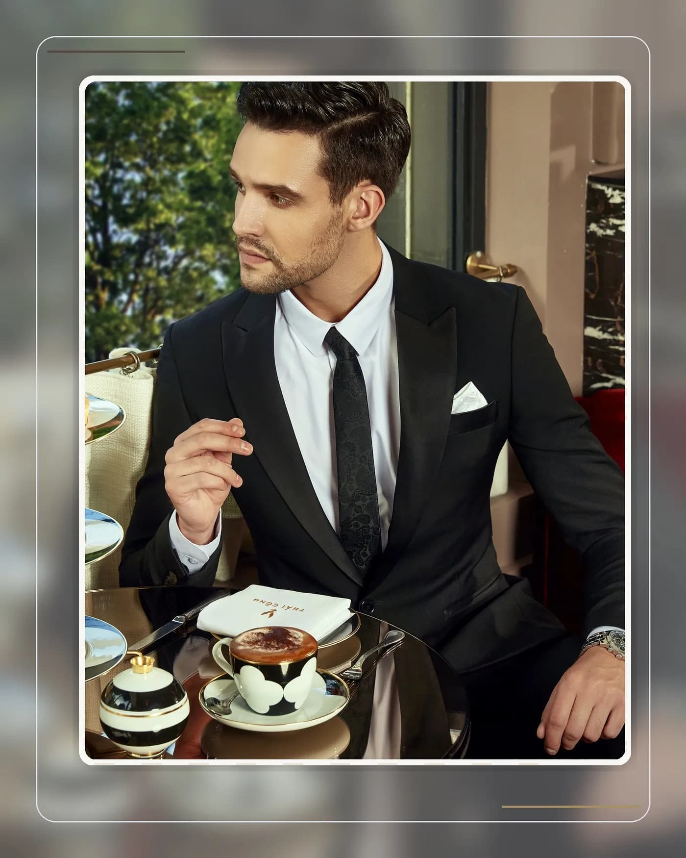 So sánh bộ suit may đo đúng tỷ lệ giúp người mặc trẻ trung hơn tại Mon Amie