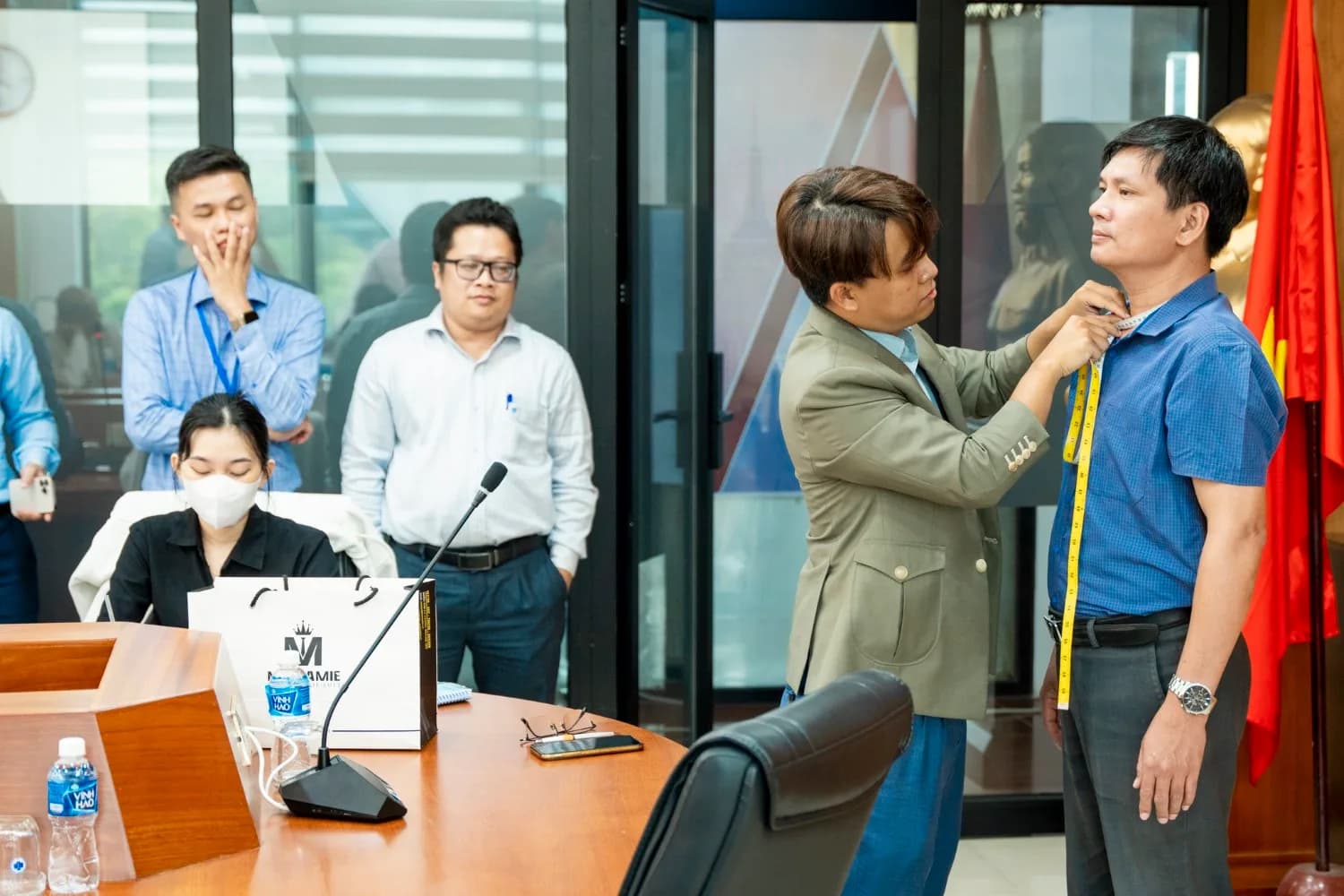 Đo cổ và vai cho cán bộ nhà trường, đồng nghiệp đứng theo dõi