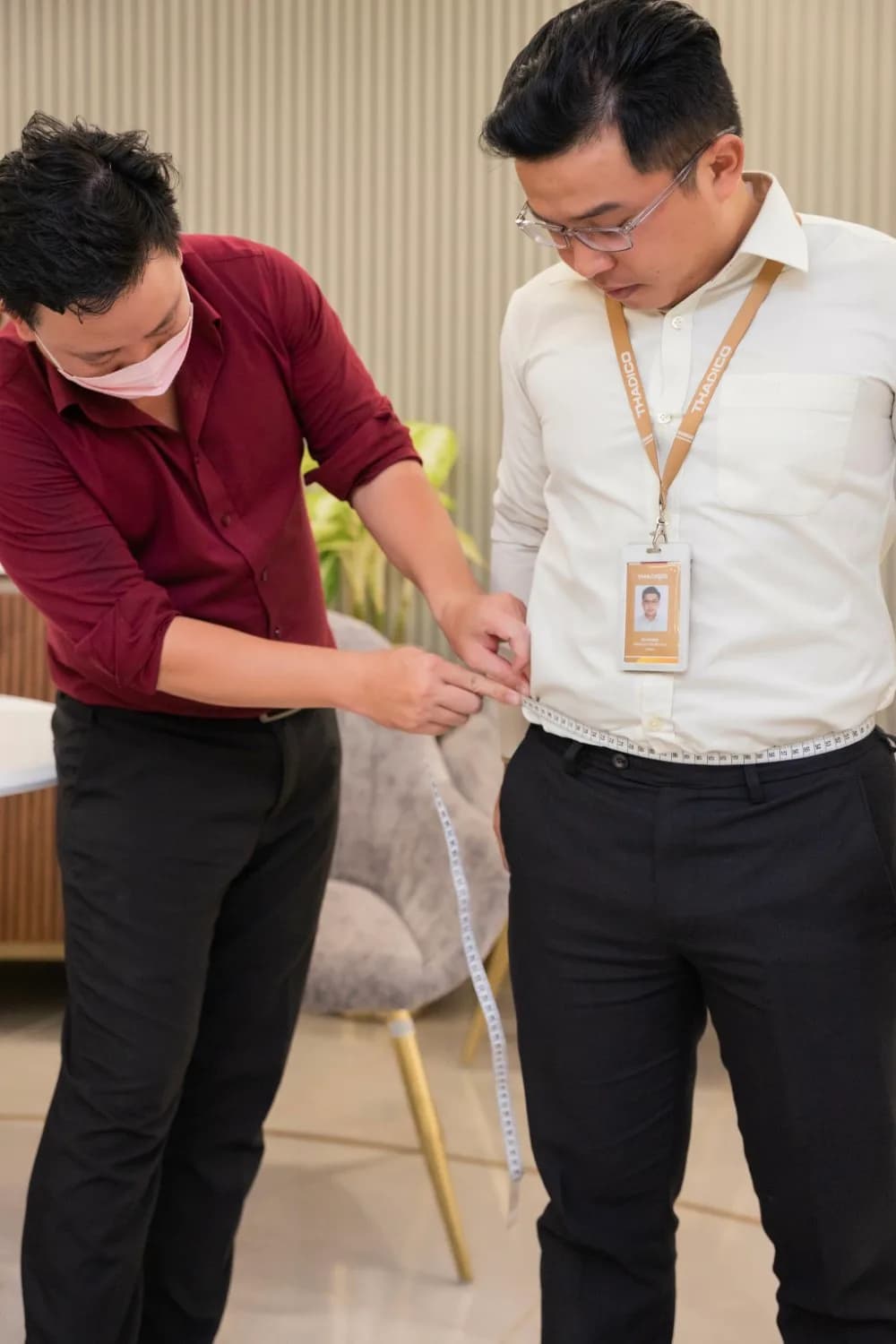 Đo vòng eo cho nhân viên nam tại sảnh