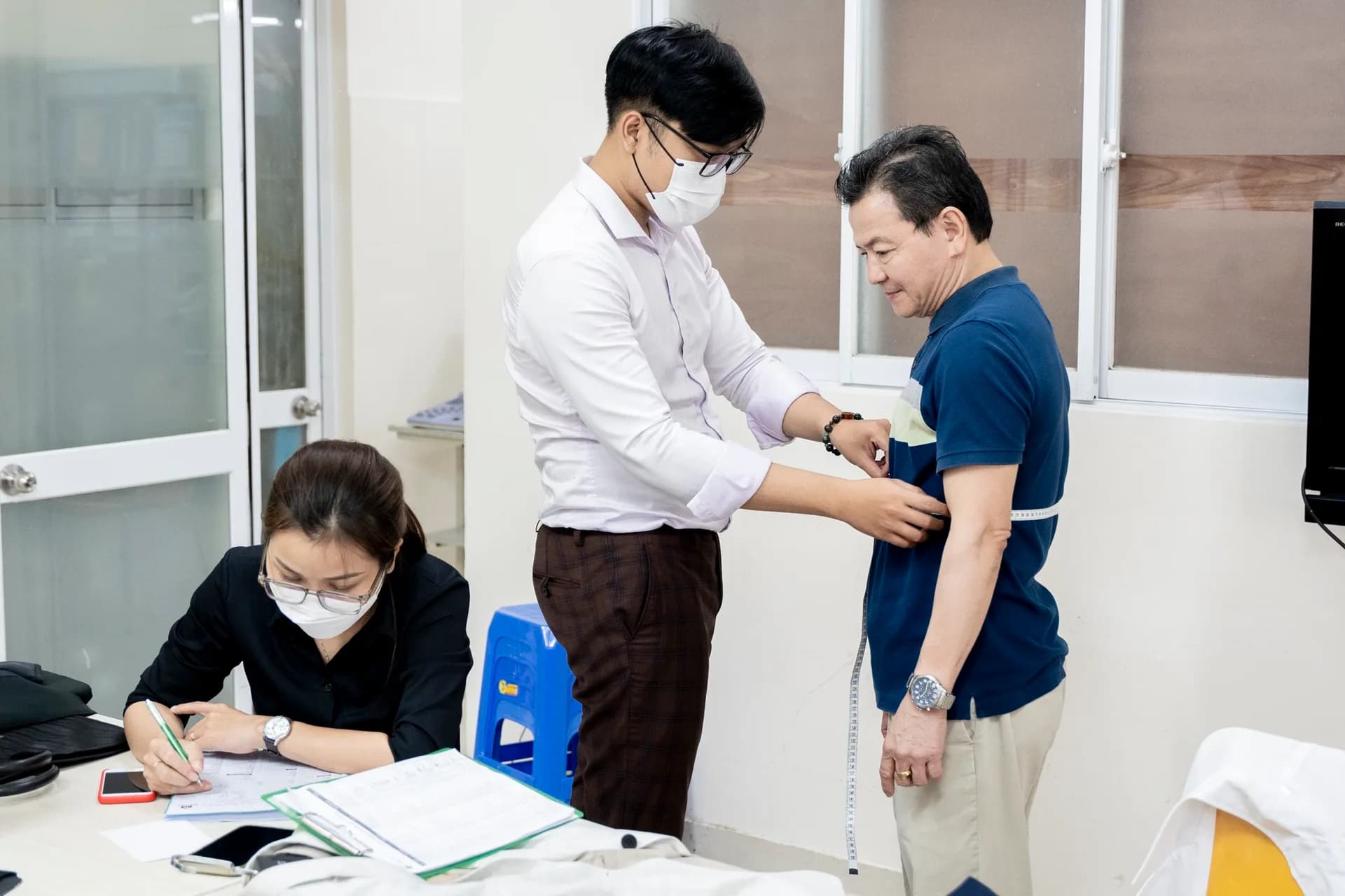 Đo vòng bụng cho nhân viên tại phòng họp bệnh viện