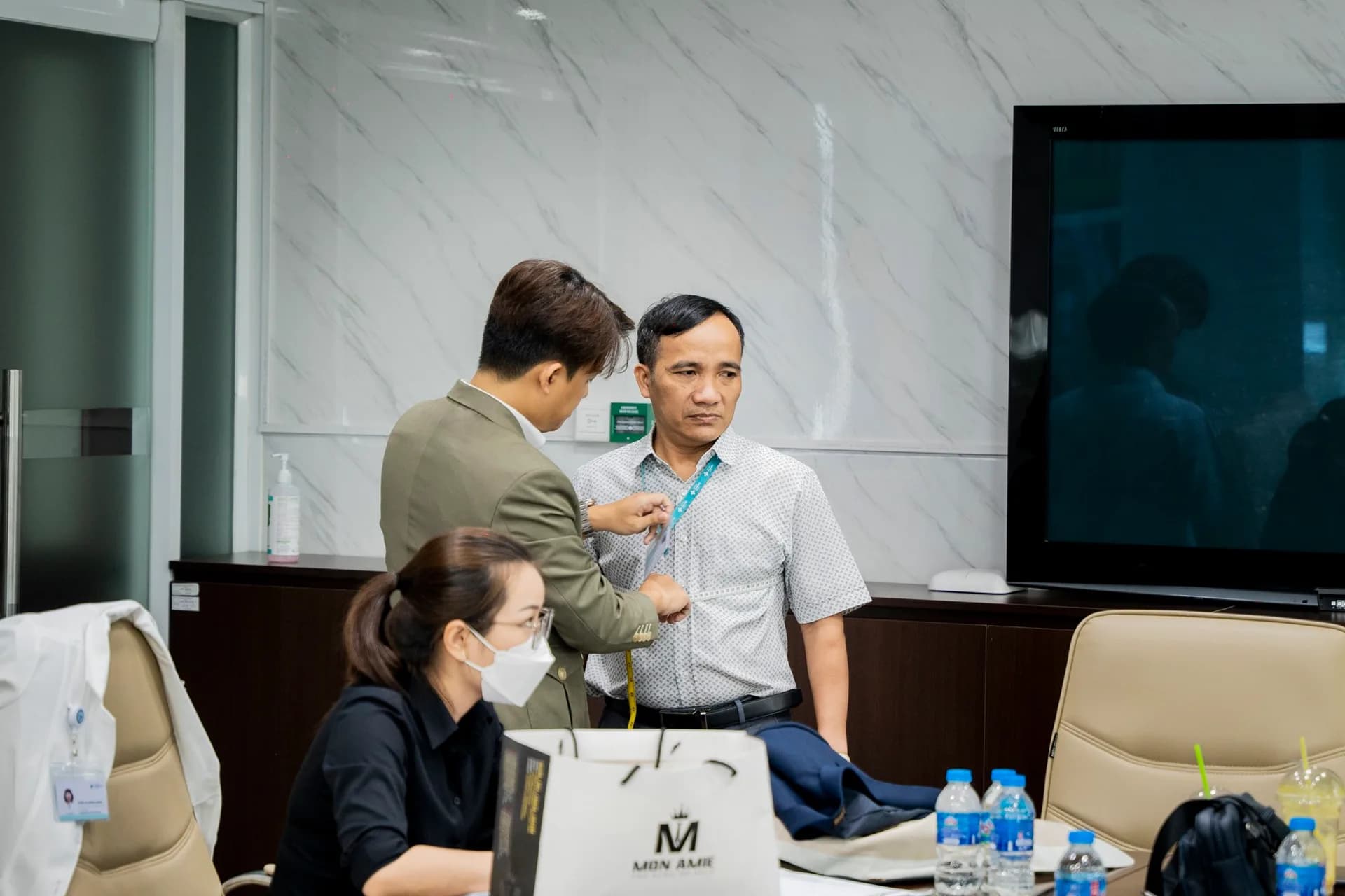 Đo ngực cho cán bộ, nhân viên ghi số đo bên túi Mon Amie
