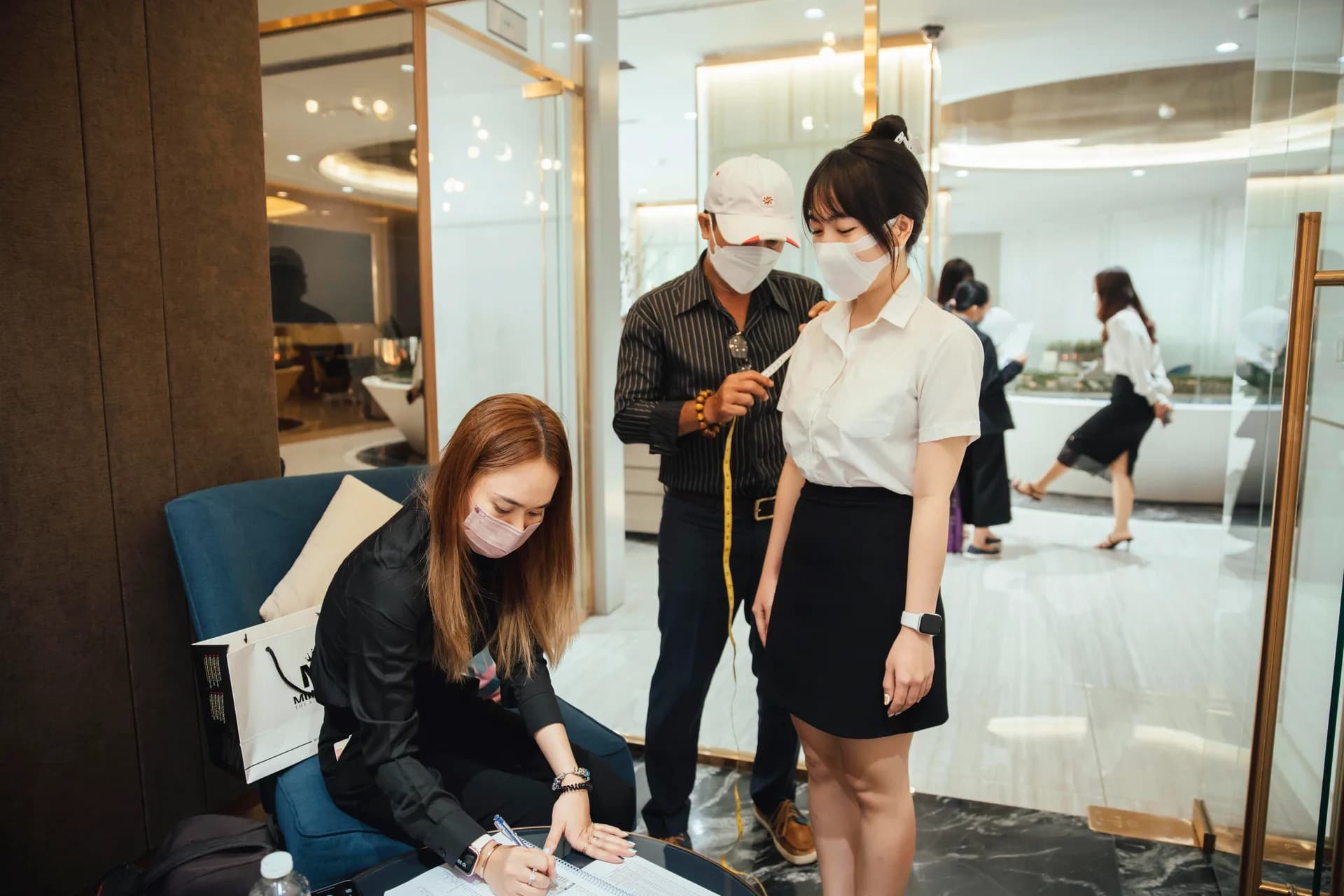 Thợ may đo vai cho nhân viên nữ Blue Sea Group tại sảnh
