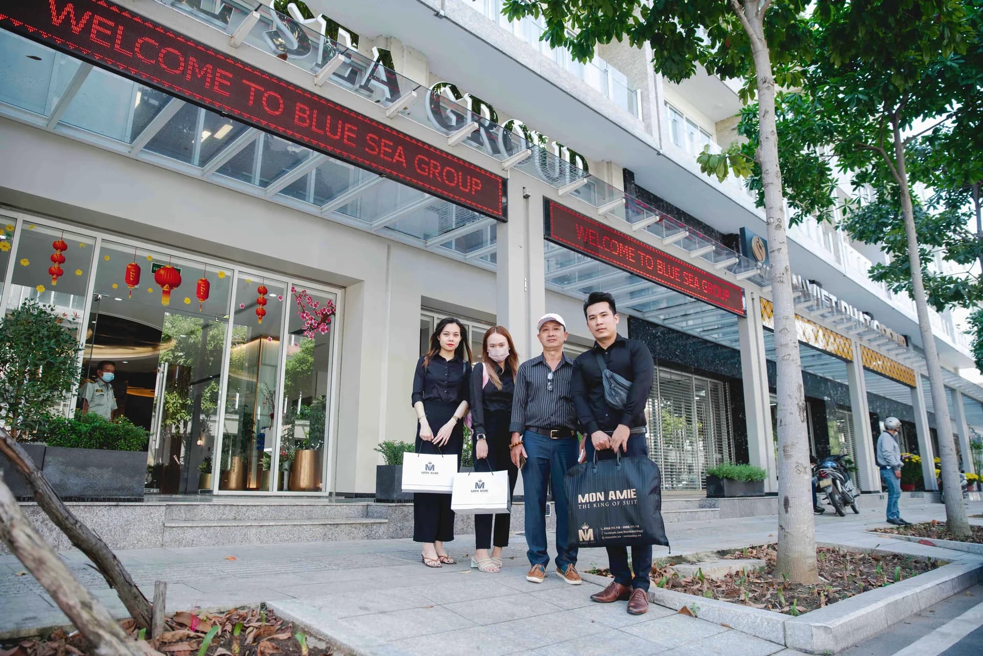 Đoàn Mon Amie trước trụ sở Blue Sea Group trước buổi đo