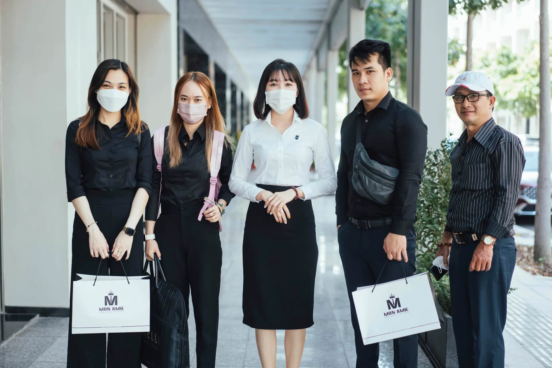 Ảnh chụp chung đội đo và nhân viên Blue Sea Group