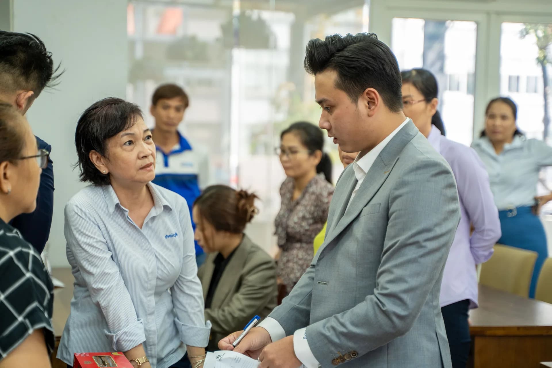 Chuyên viên tư vấn ghi nhận số đo và trao đổi với cán bộ nhân viên