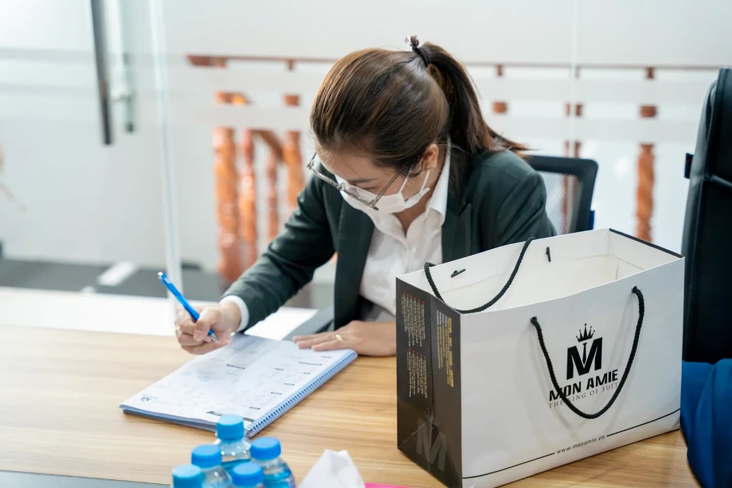 Ghi số đo vào phiếu đo Mon Amie bên túi giấy thương hiệu