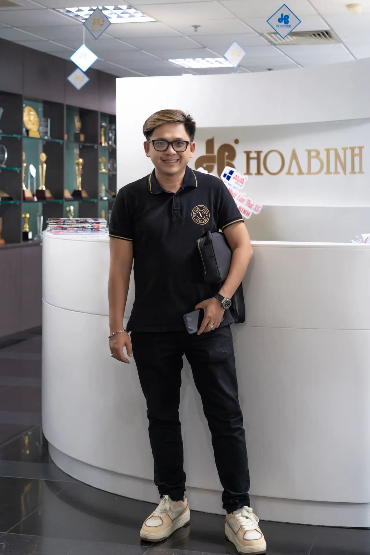 Nhân viên Mon Amie chụp ảnh tại quầy lễ tân Hòa Bình