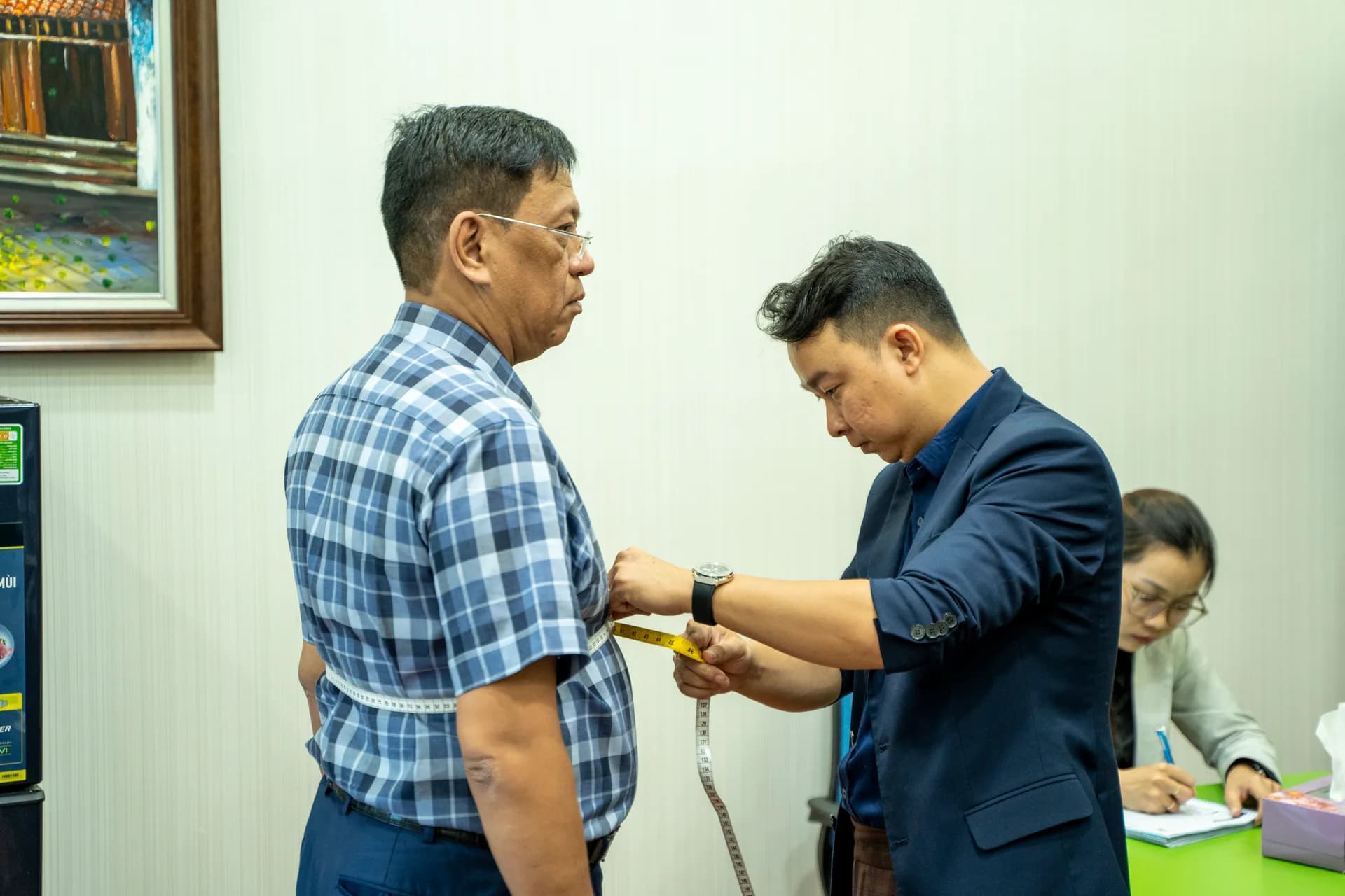 Đo vòng eo cho cán bộ công ty, nhân viên ghi số đo bên cạnh
