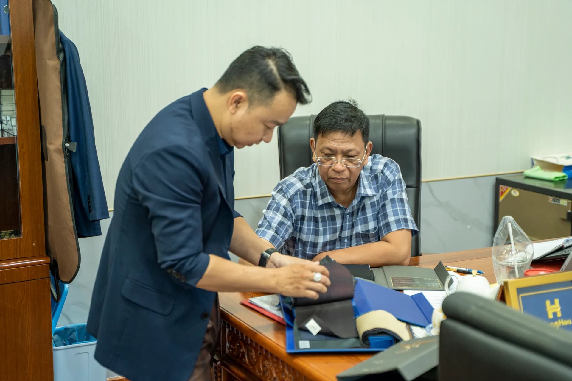 Chọn vải đồng phục ngay tại bàn làm việc của lãnh đạo