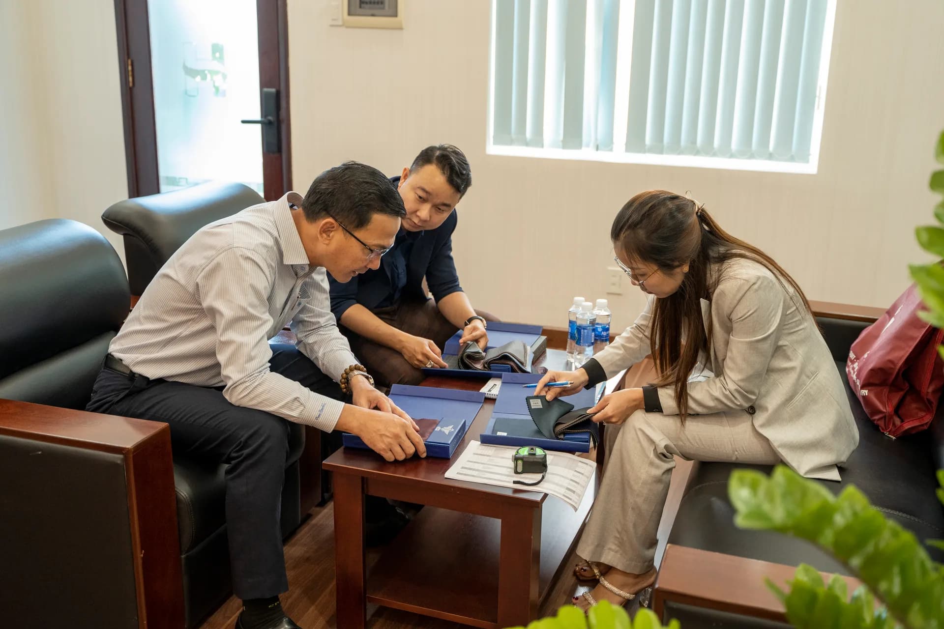 Đại diện công ty và Mon Amie cùng chọn màu, chất liệu vải trên bàn trà