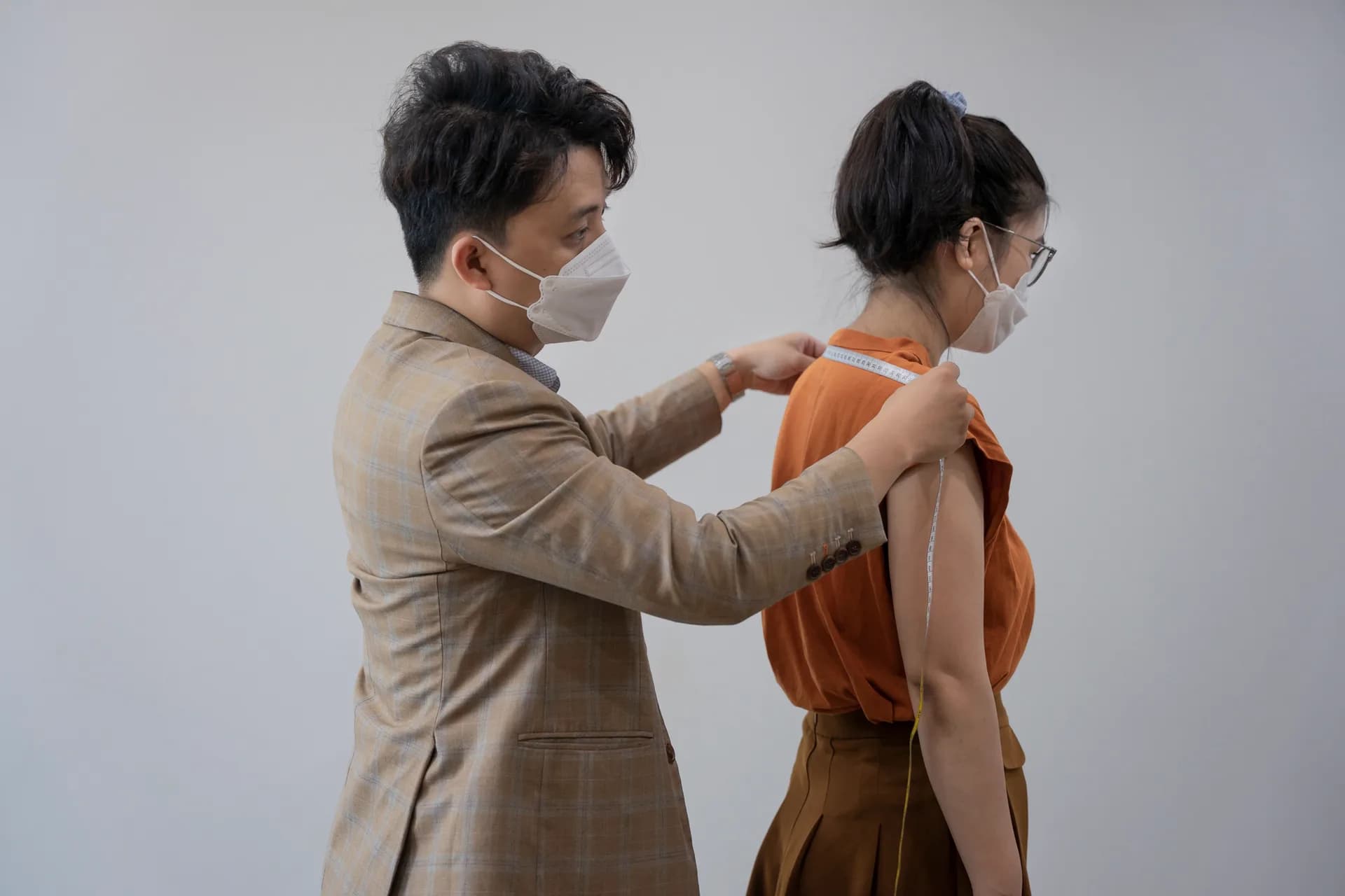 Đo vai và chiều dài tay áo cho nhân viên nữ