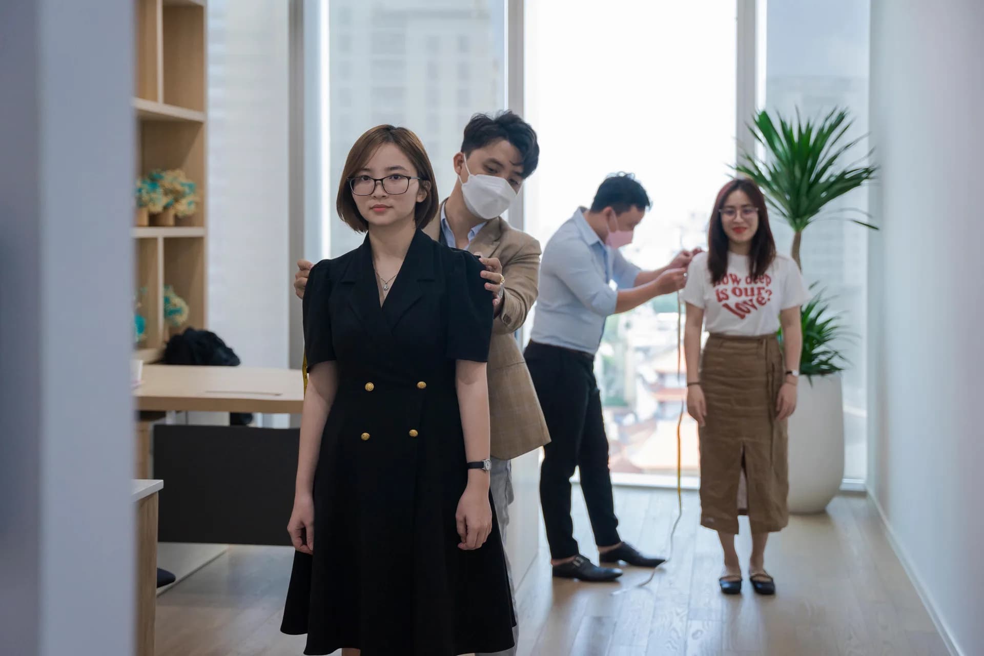 Hai thợ đo cùng lúc cho nhân viên tại văn phòng