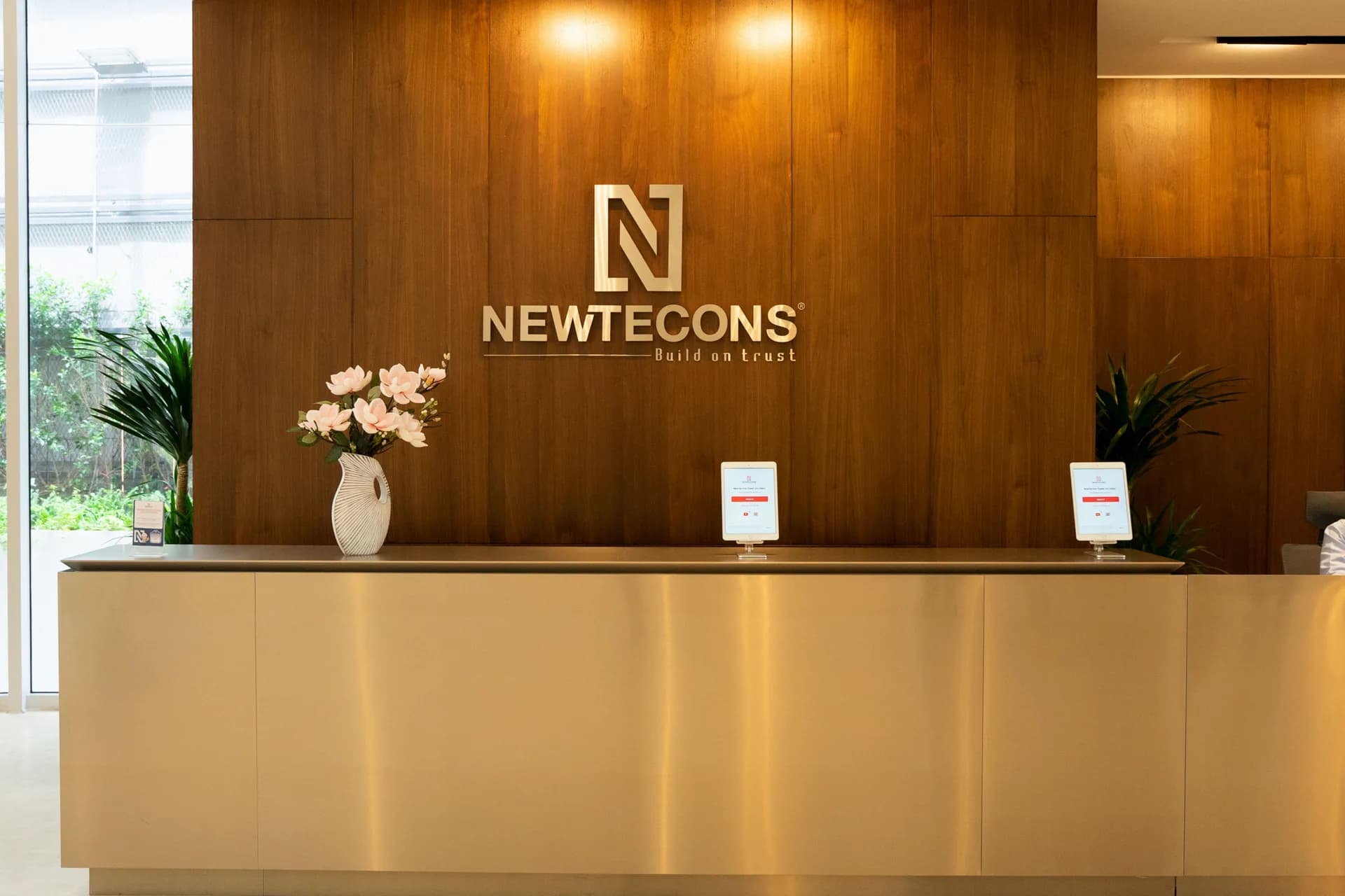 Quầy lễ tân văn phòng Newtecons, nơi diễn ra buổi đo đồng phục