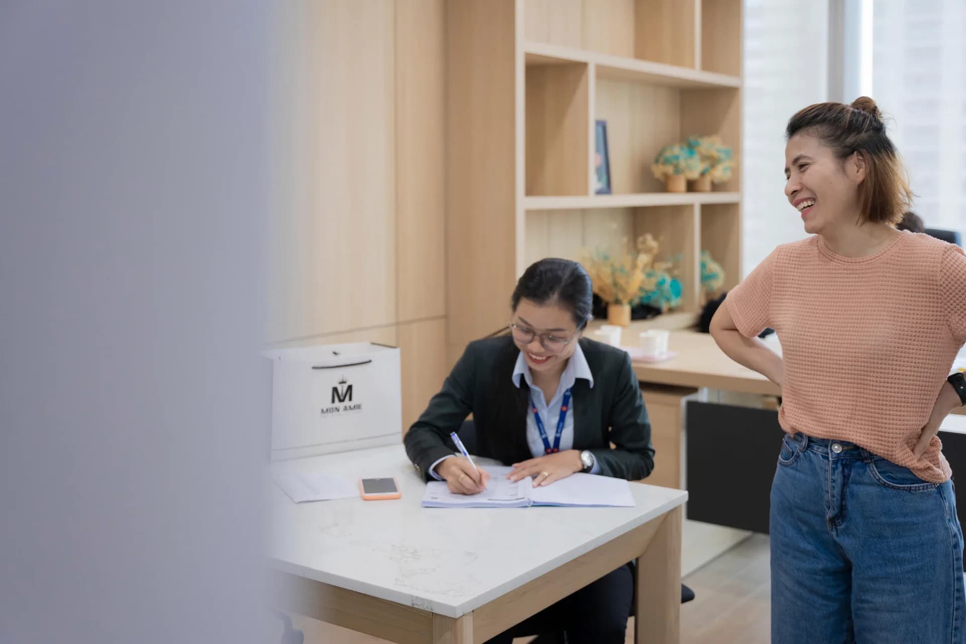 Không khí vui vẻ khi ghi phiếu số đo tại văn phòng
