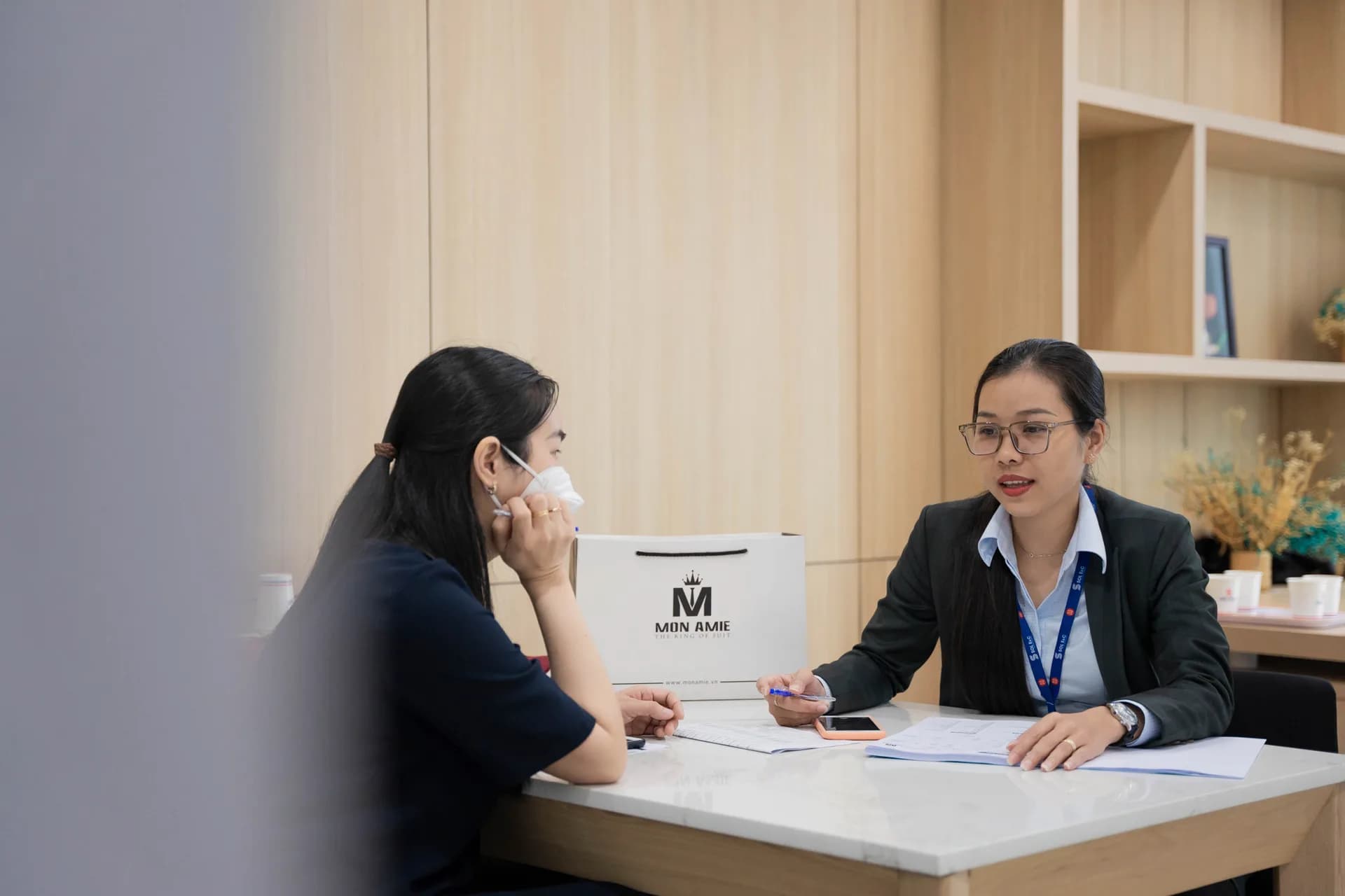 Tư vấn kiểu dáng và ghi nhận yêu cầu của nhân viên
