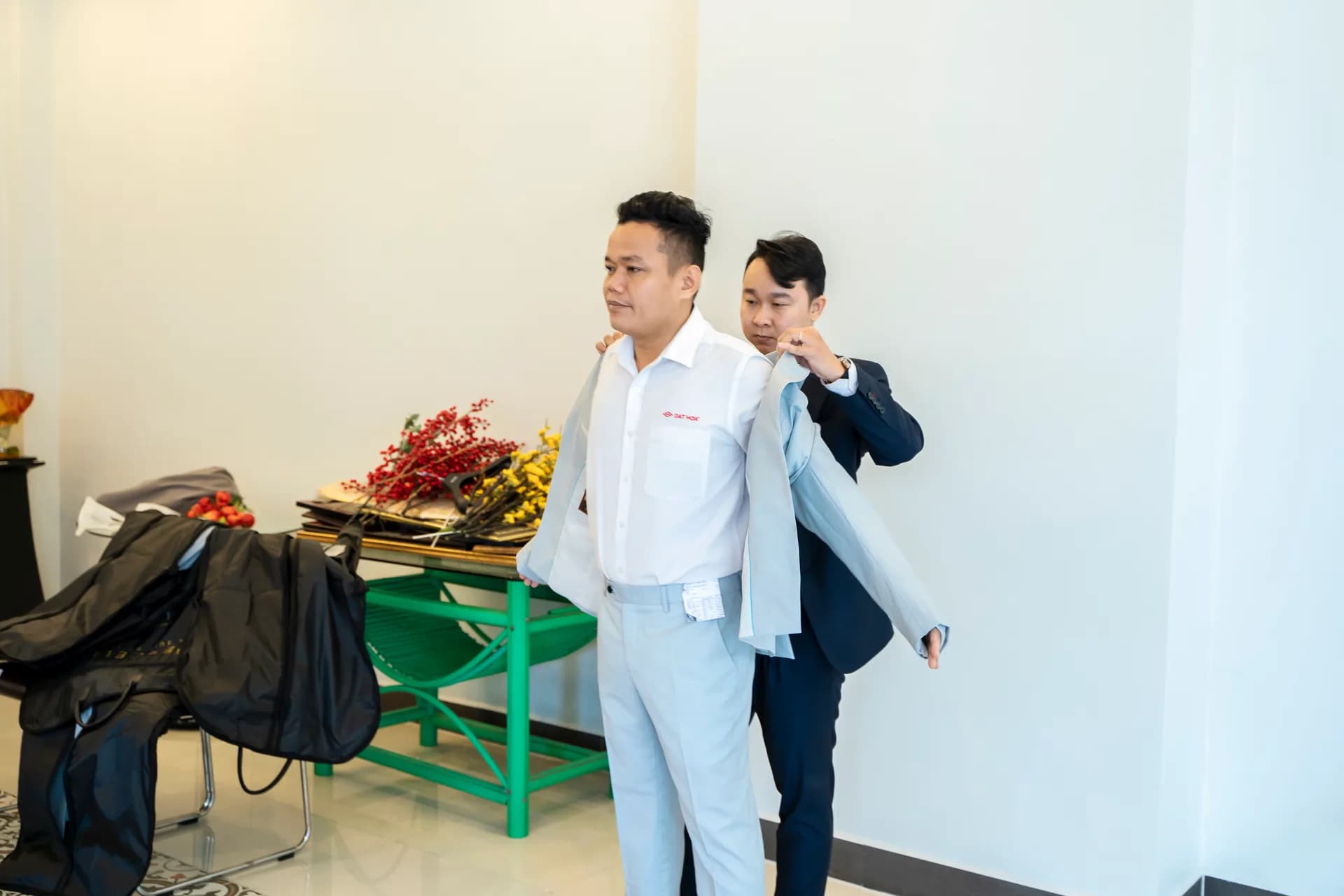 Thử áo vest lược xanh nhạt cho nhân viên Nhựa Đạt Hòa, chỉnh phần vai
