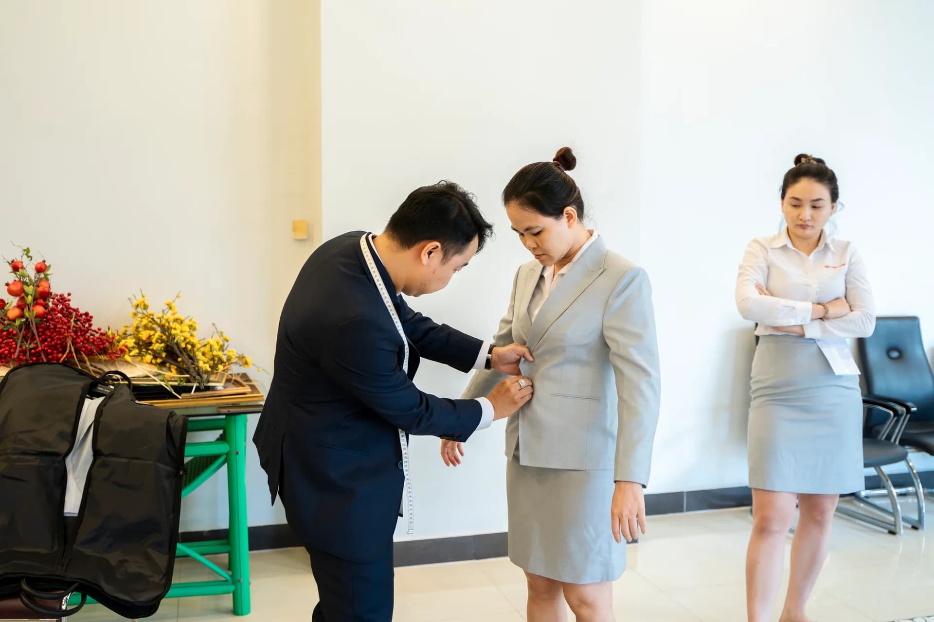 Thử lược bộ vest váy xám cho nhân viên nữ, chuyên viên chỉnh ve áo và eo