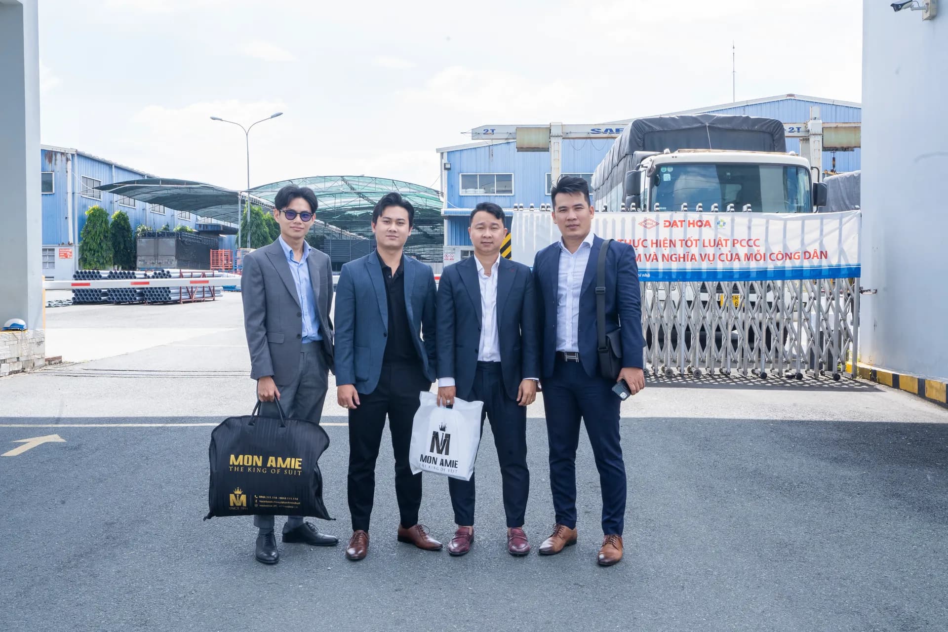Đồng phục Nhựa Đạt Hòa — Mon Amie