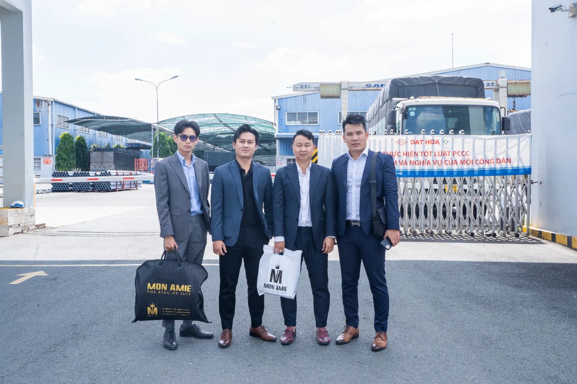 Đồng phục Nhựa Đạt Hòa — Mon Amie