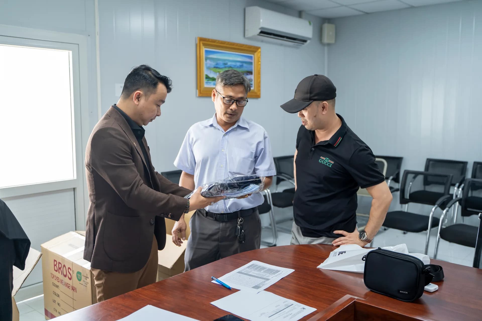 Chuyên viên Mon Amie cùng đại diện công ty kiểm tra bộ đồng phục trước bàn giao