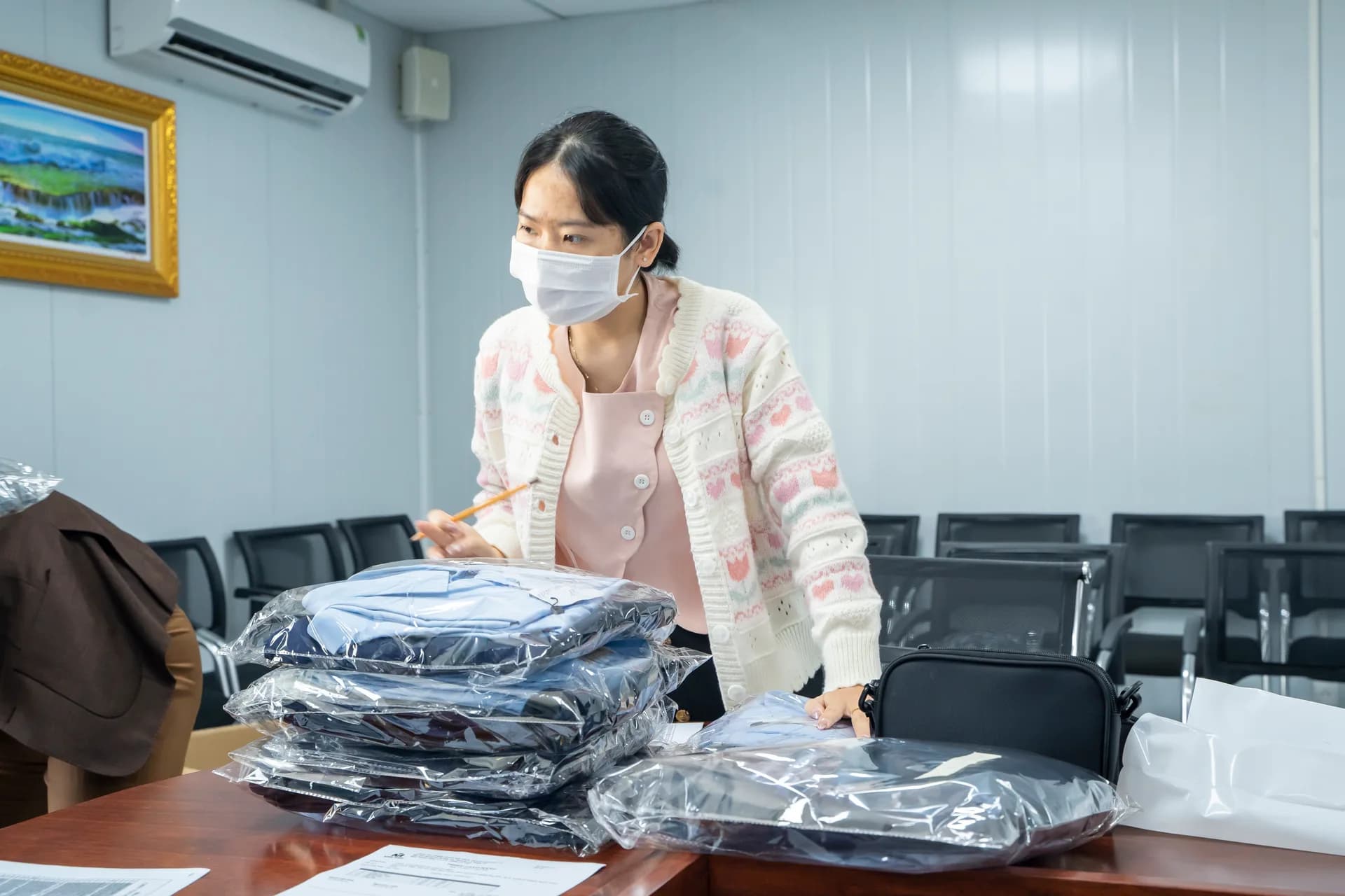 Đồng phục xếp trong túi riêng từng người, sẵn sàng phát cho nhân viên