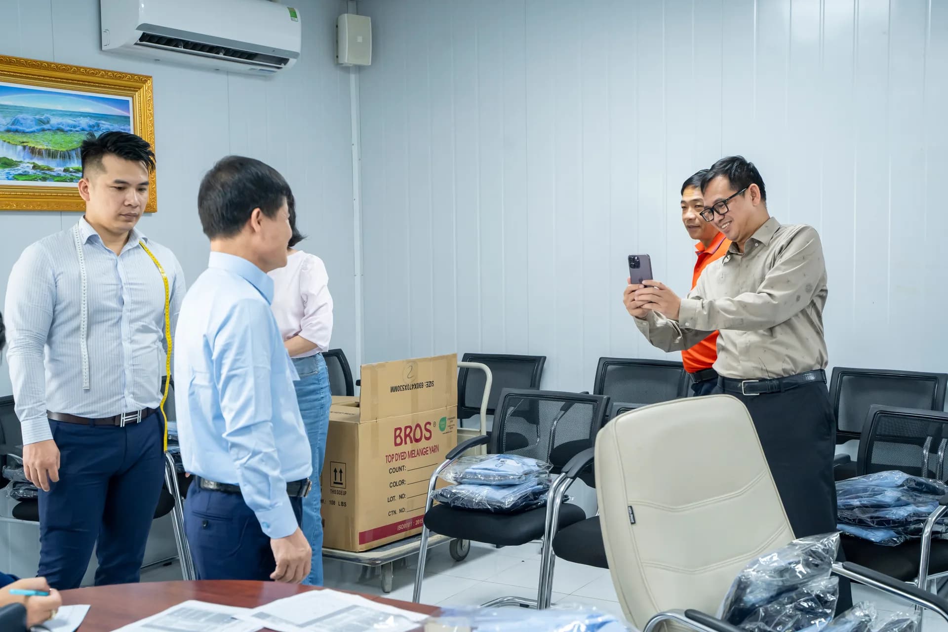 Đại diện công ty ghi lại khoảnh khắc nhận đồng phục Mon Amie