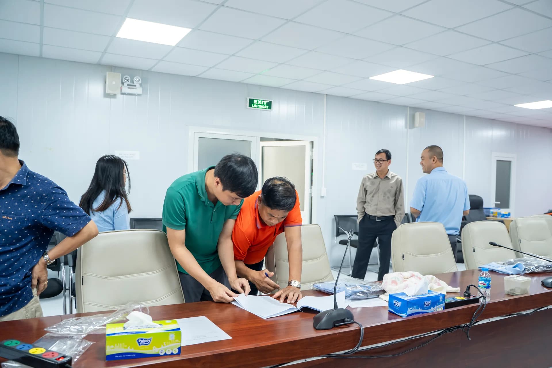 Nhân viên ký nhận đồng phục, phòng họp đông vui