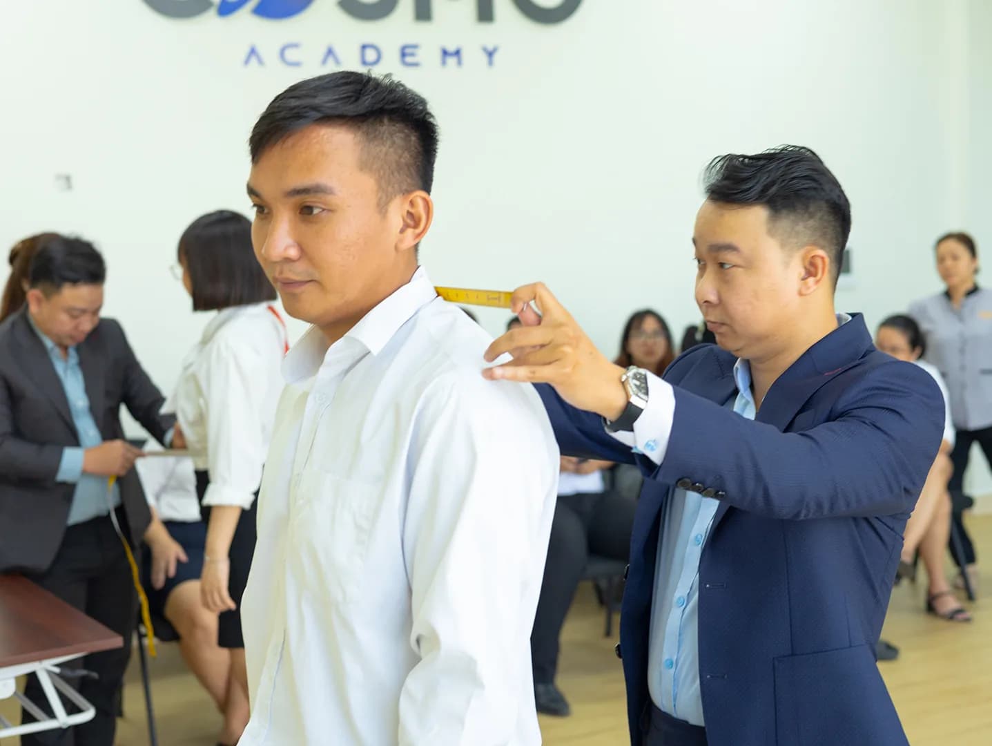 Đo vai cho nhân viên nam, không khí đo đồng phục tập thể