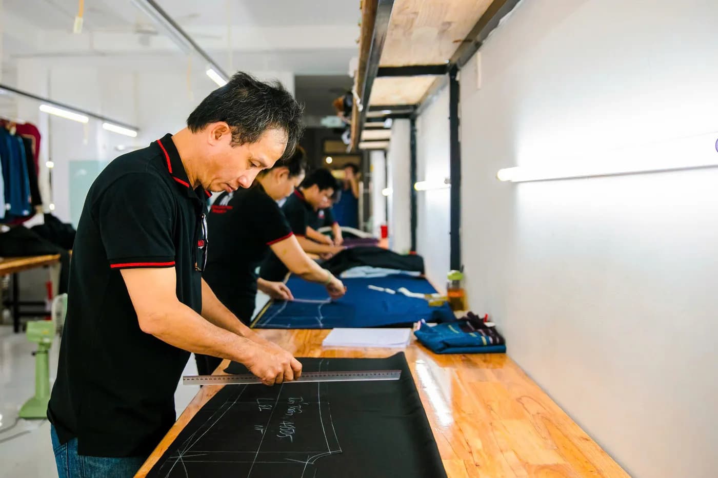 Hàng thợ đồng phục polo đen kẻ rập trên vải đen