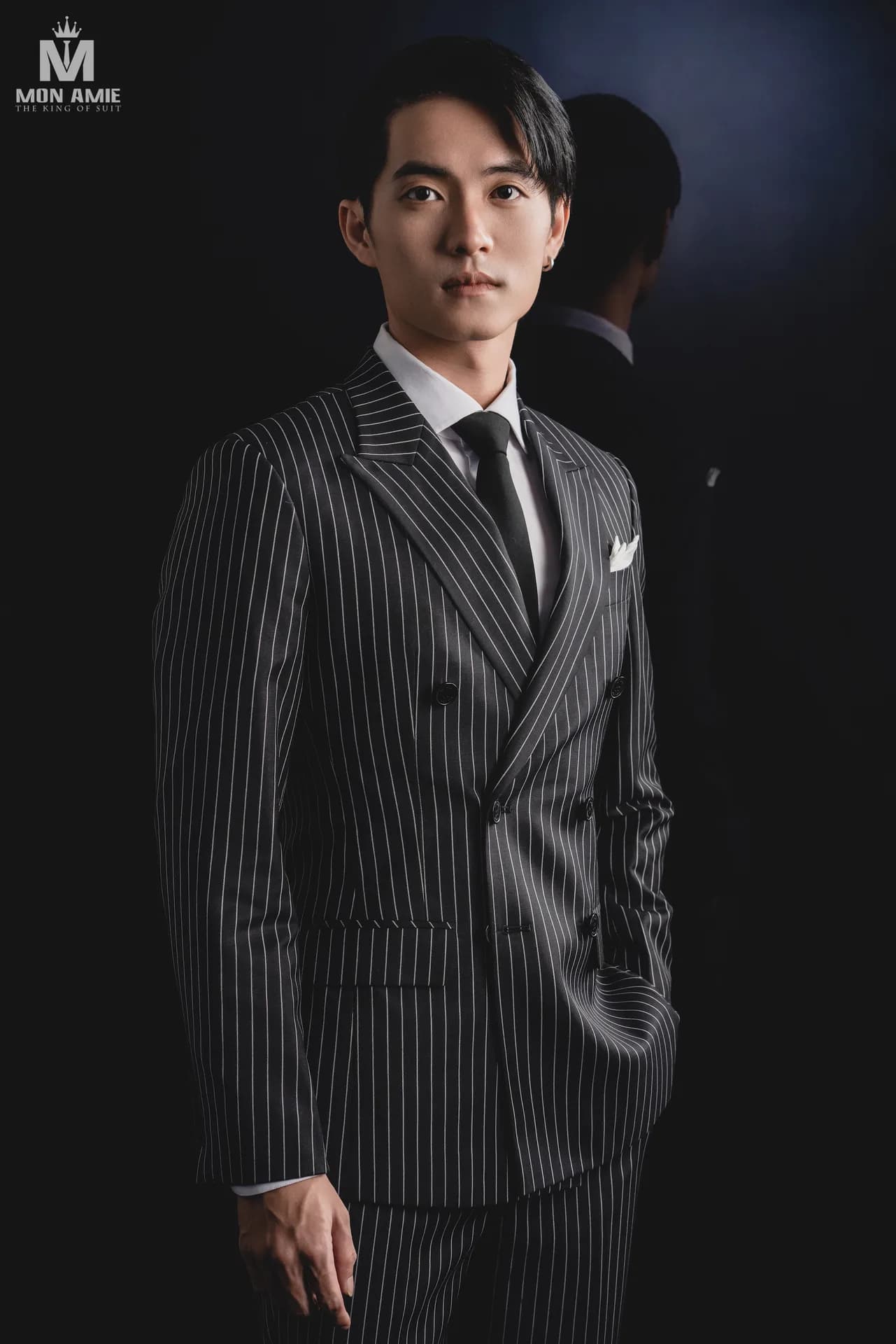 Blazer màu caramel, khăn cài túi cam và cà vạt hồng đất trong atelier