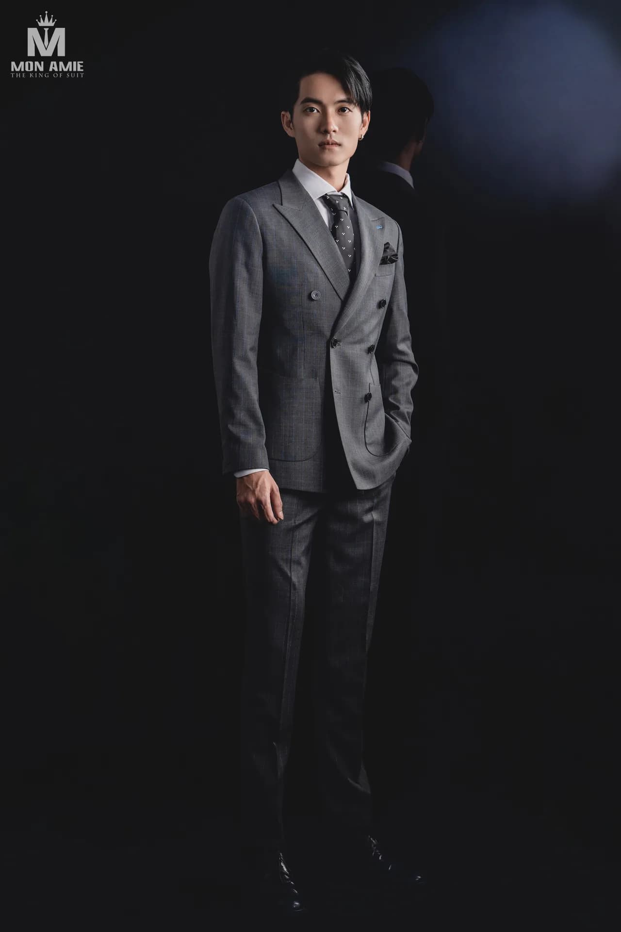 Tuxedo đen cổ ve nhọn, nơ đen và sơ mi xếp ly