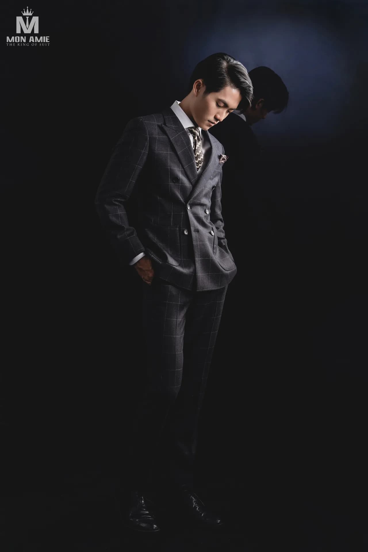 Suit kẻ ô be hai hàng khuy, sơ mi hồng nhạt và cà vạt hoạ tiết
