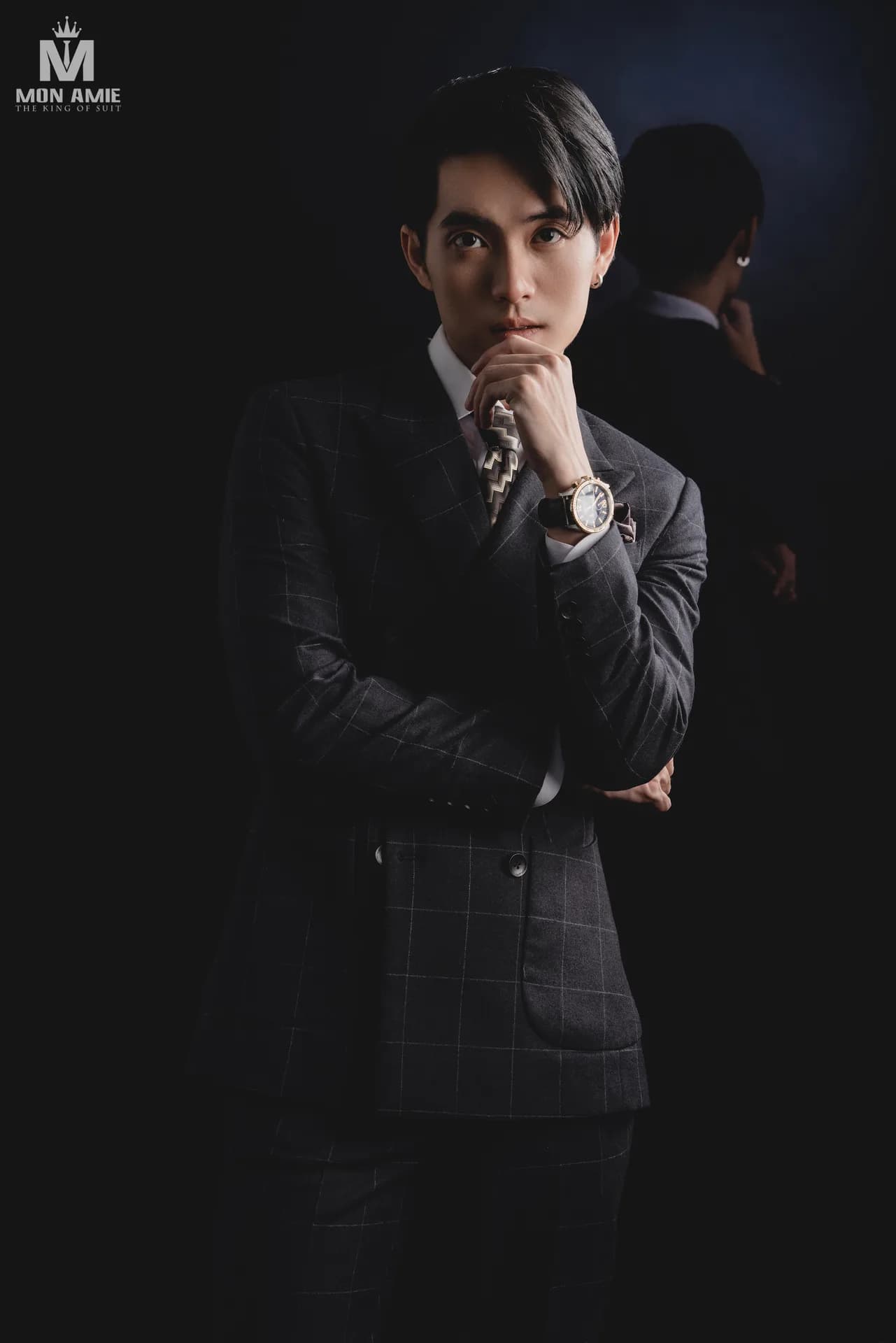 Bộ suit ô be bên váy cưới trên nền tường đá cổ