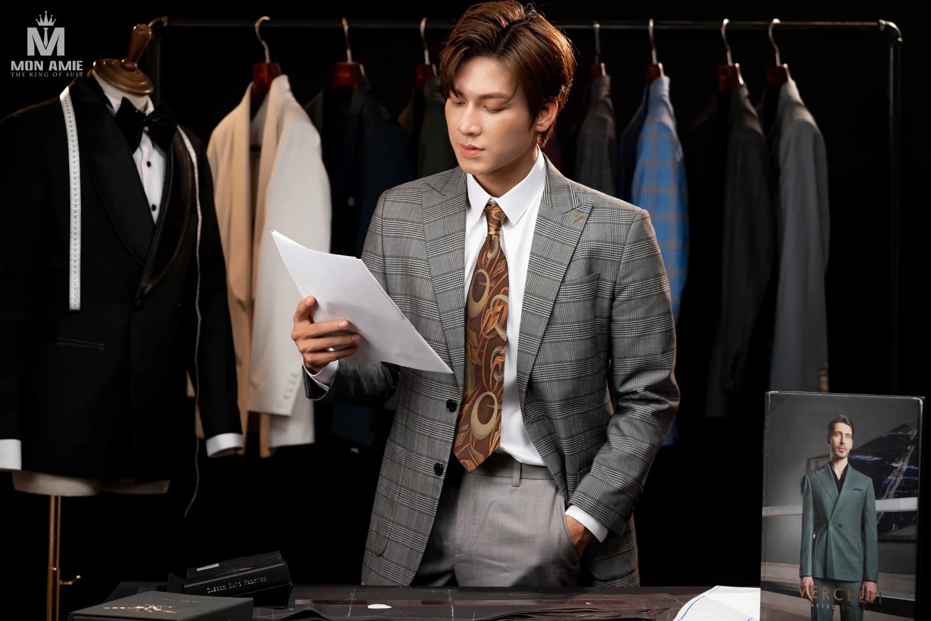 Đọc bản vẽ rập, dáng suit caro xám đứng thẳng