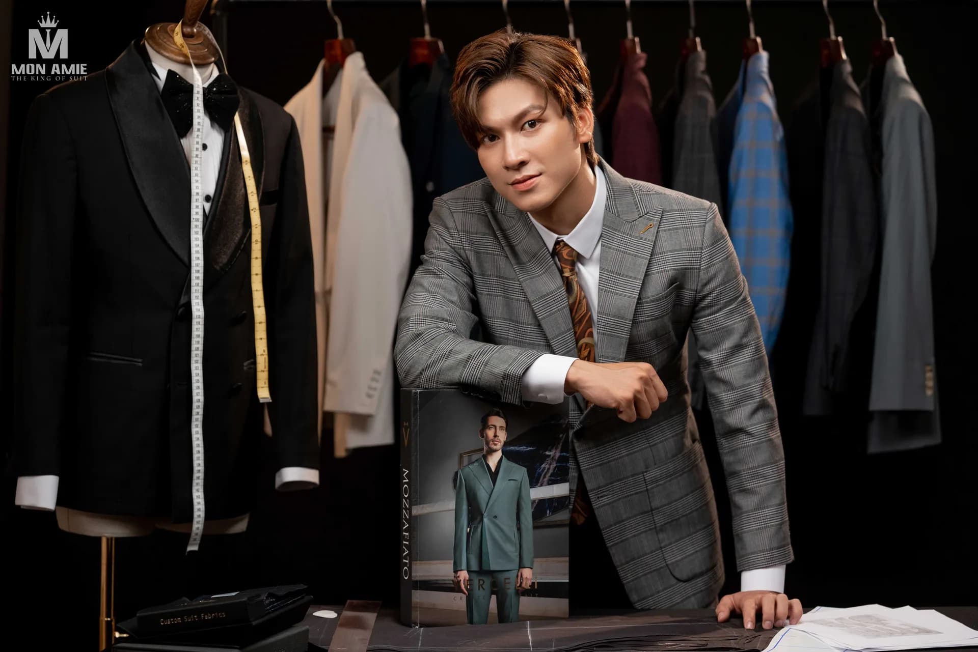 Tựa cuốn catalogue vải, dáng thoải mái trong suit xám