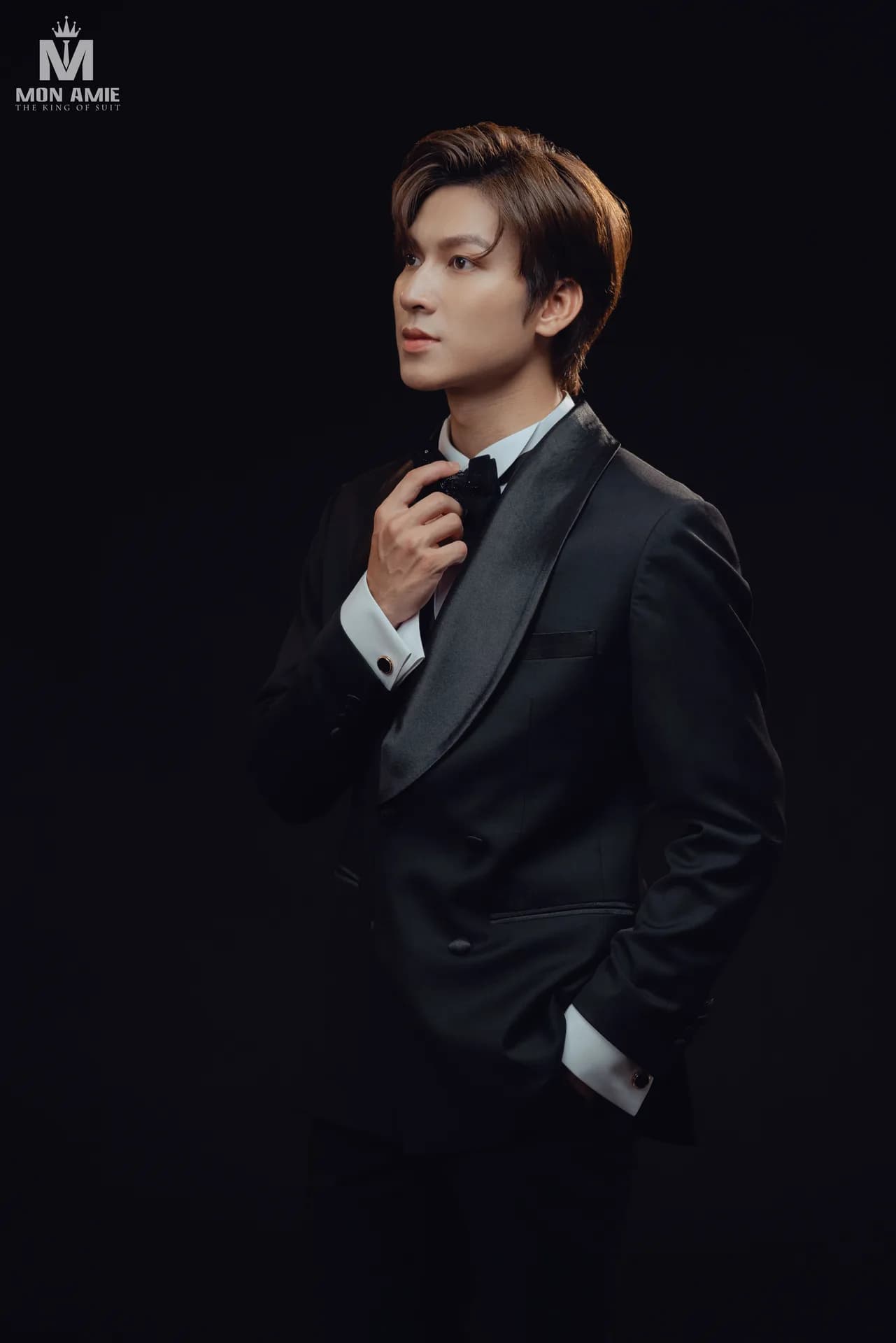 Nghiêng mặt, tuxedo đen cổ ve satin bóng