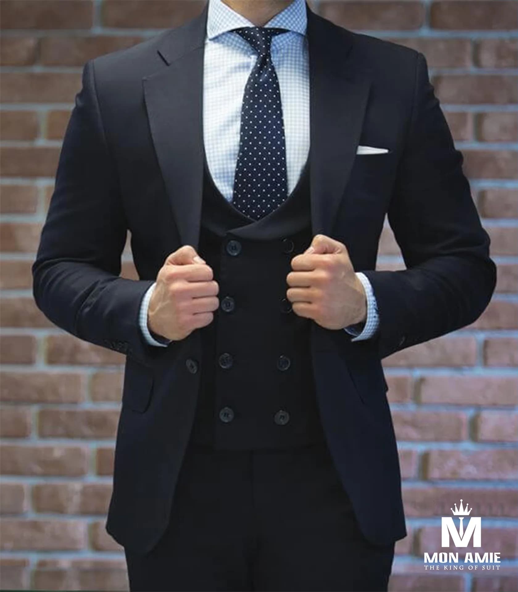 Suit navy phối gile hai hàng khuy, sơ mi ô vuông và cà vạt chấm bi