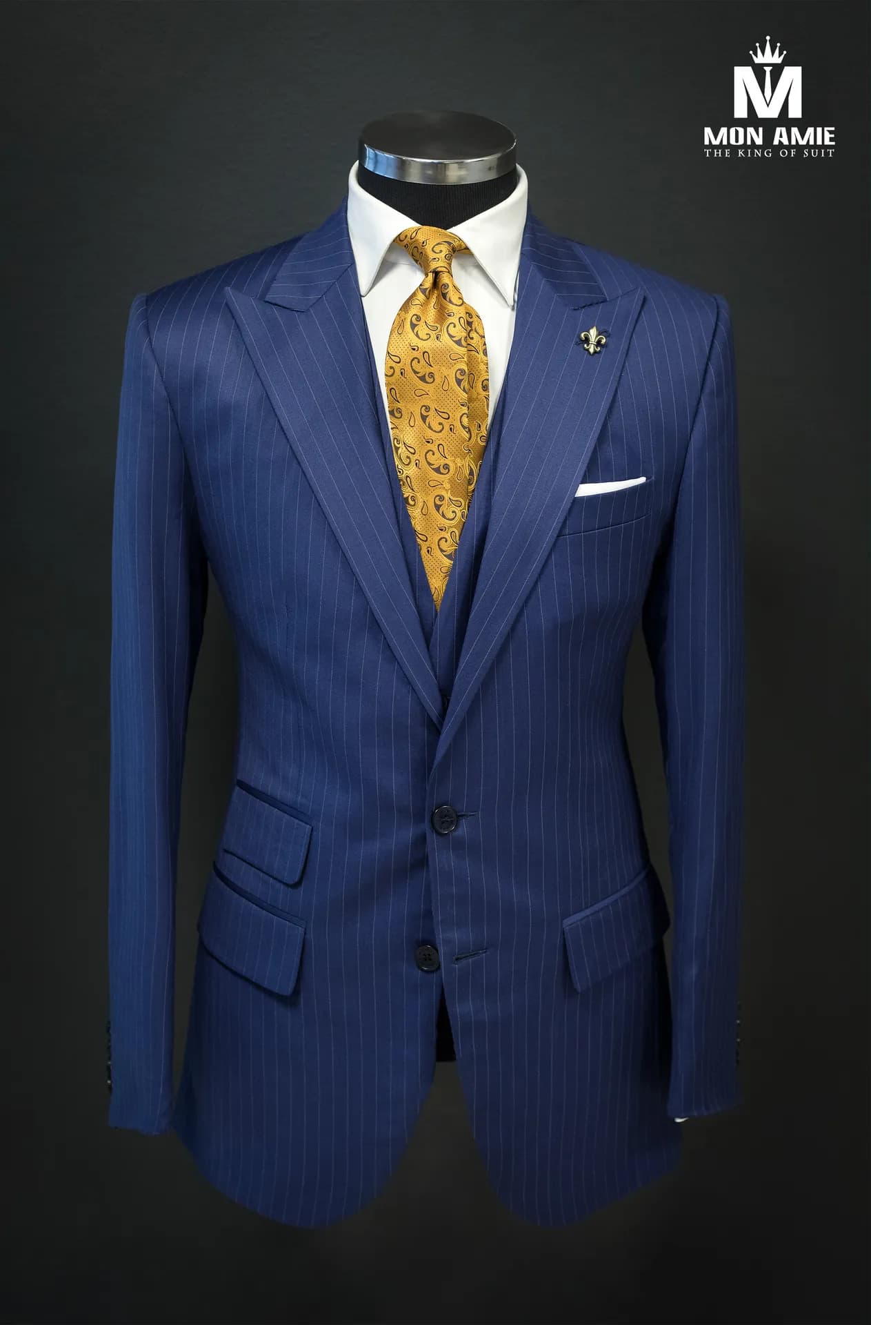 Suit xanh kẻ sọc trên ma-nơ-canh, cà vạt vàng, nền đen