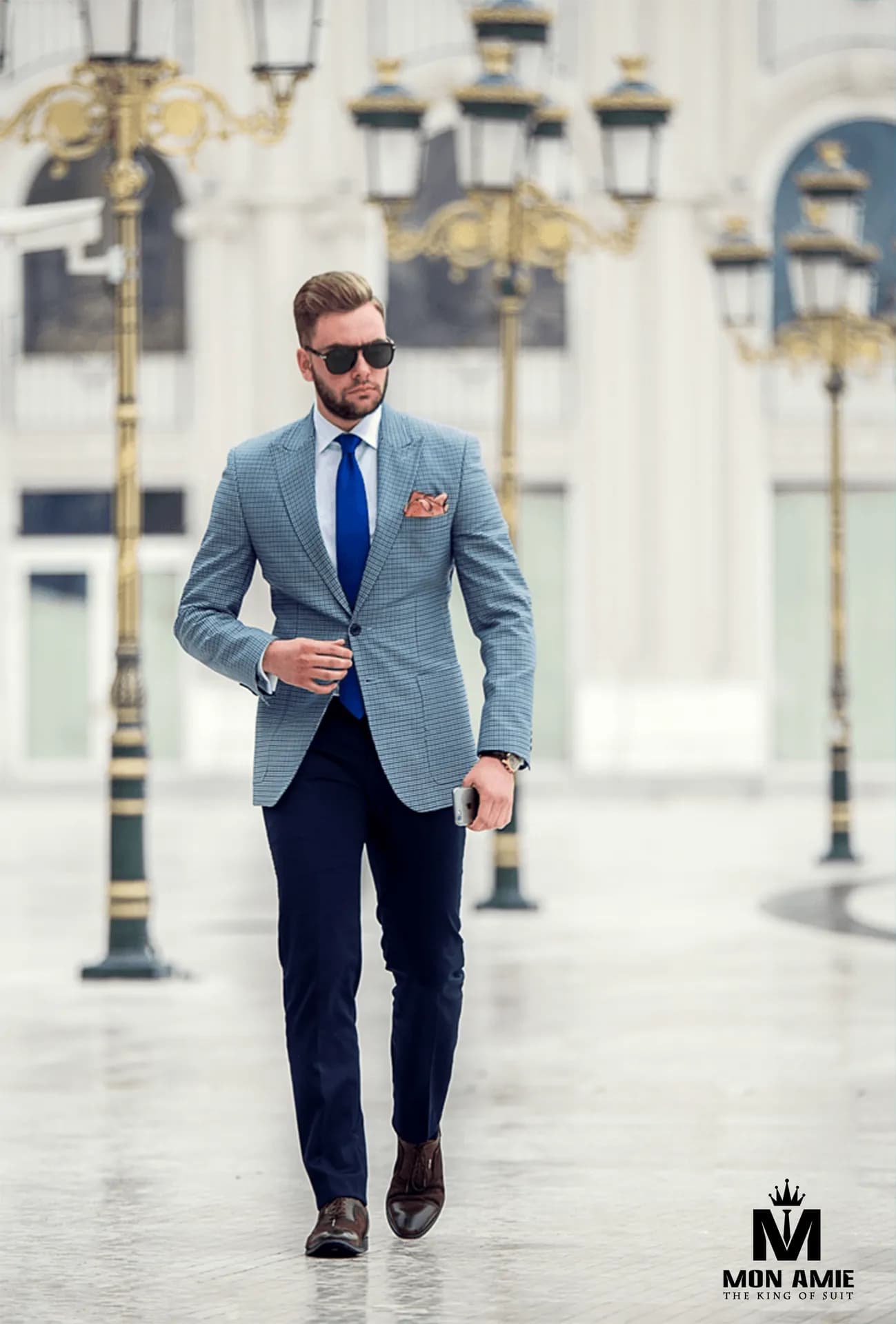Blazer xanh nhạt kẻ ô, cà vạt xanh, quần navy, dạo bước phố đèn cổ