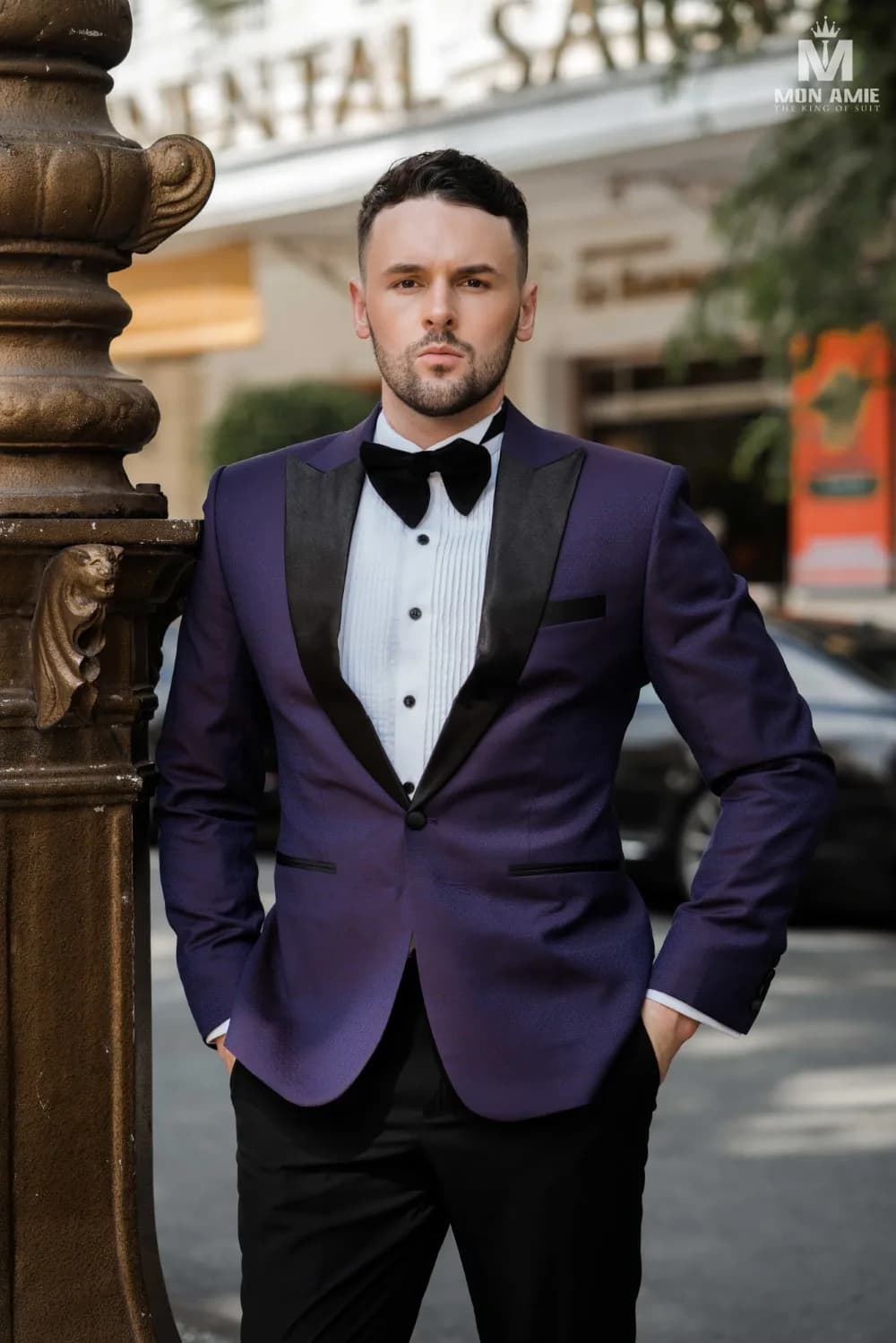 Tuxedo tím ve nhọn satin đen, sơ mi xếp ly và nơ đen