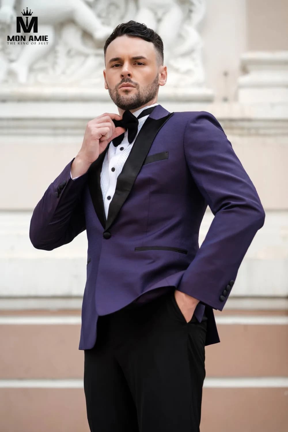 Tuxedo tím ve satin đen, tay chỉnh nơ dưới phù điêu trắng
