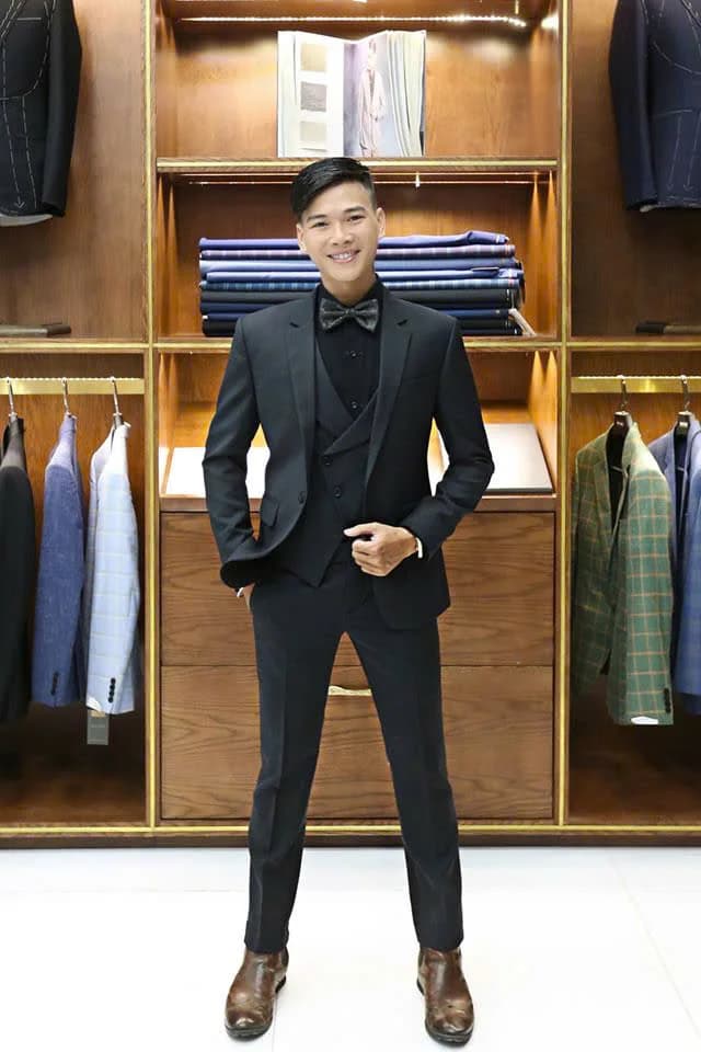Chàng trai vest đen ba mảnh, nơ hoa văn, giày nâu
