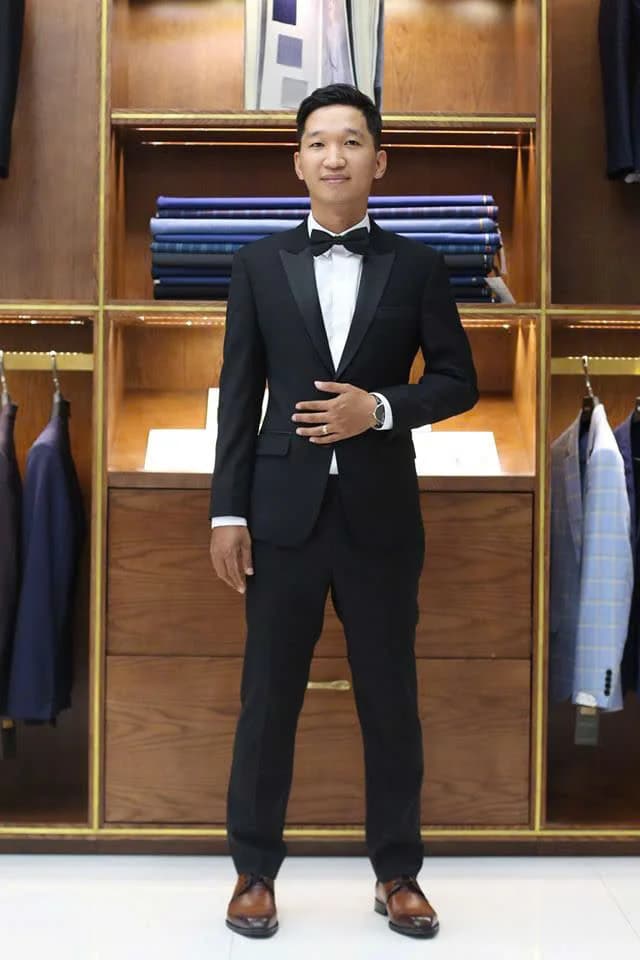 Nam tuxedo đen ve xếch, nơ đen, giày nâu bóng