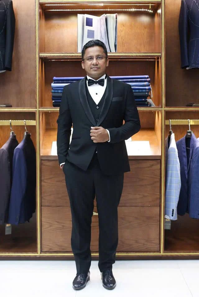 Quý ông tuxedo đen ba mảnh, nơ đen, sơ mi trắng