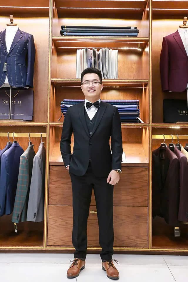 Chàng trai đeo kính, vest đen ba mảnh, nơ đen