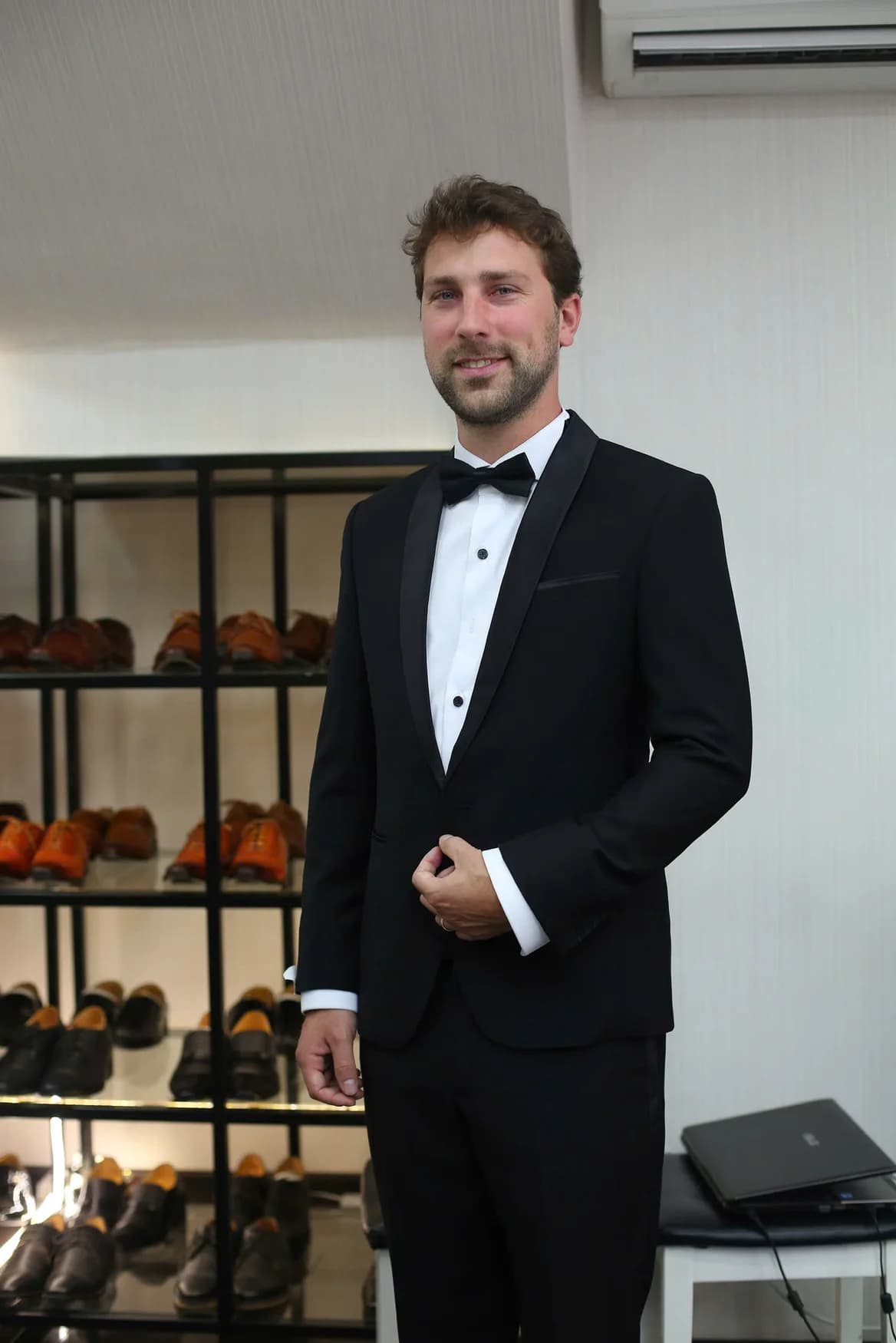 Chàng trai Âu tuxedo đen nơ đen, sơ mi trắng dự tiệc