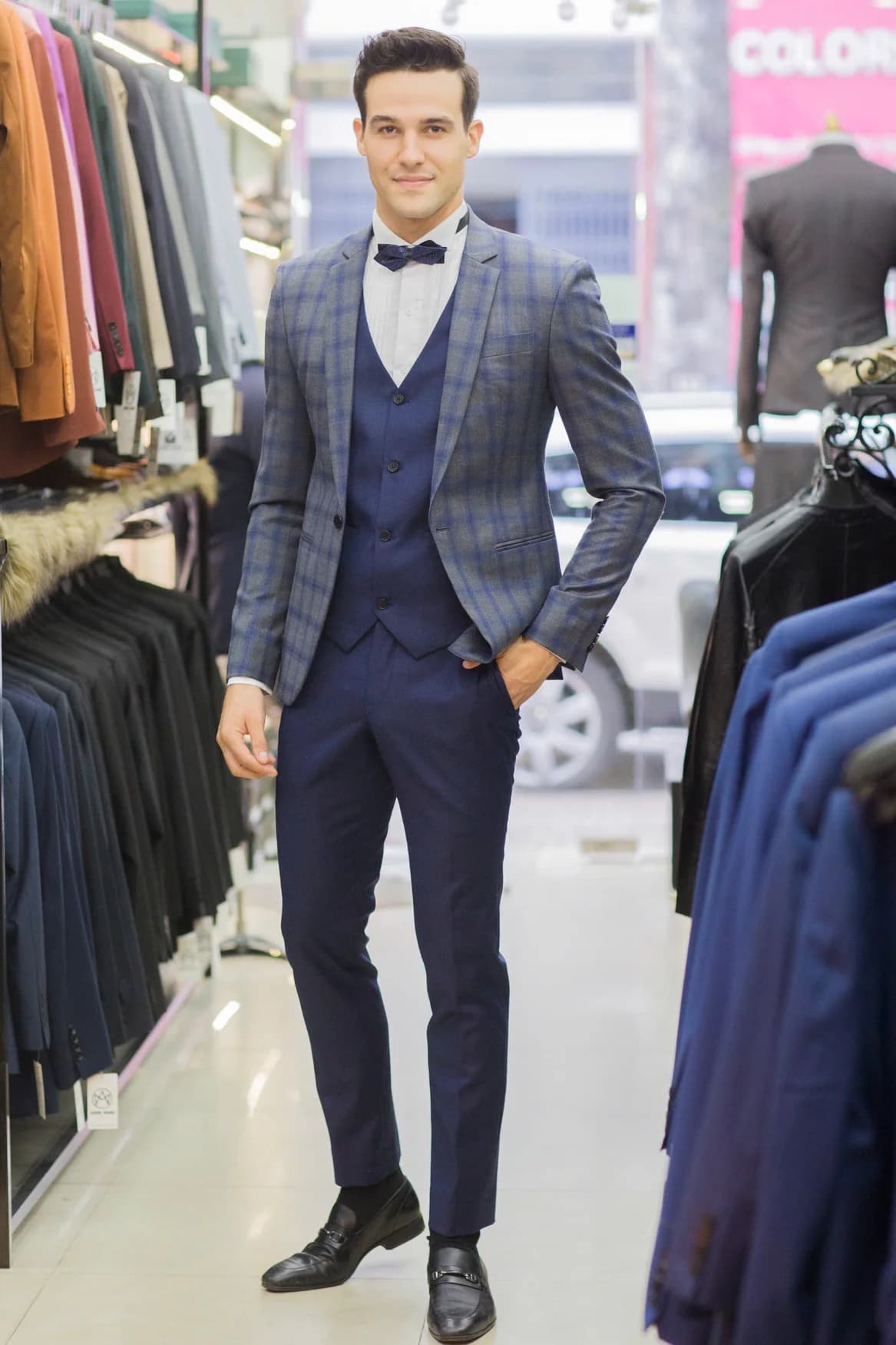 Chàng trai vest caro xám xanh, gile navy, nơ xanh