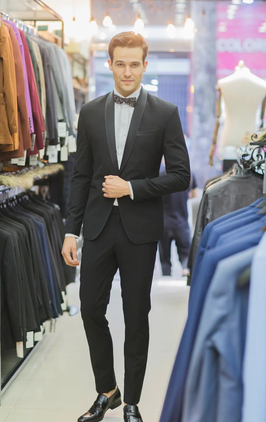 Chàng trai Âu tuxedo đen ve xẻ, nơ hoa văn